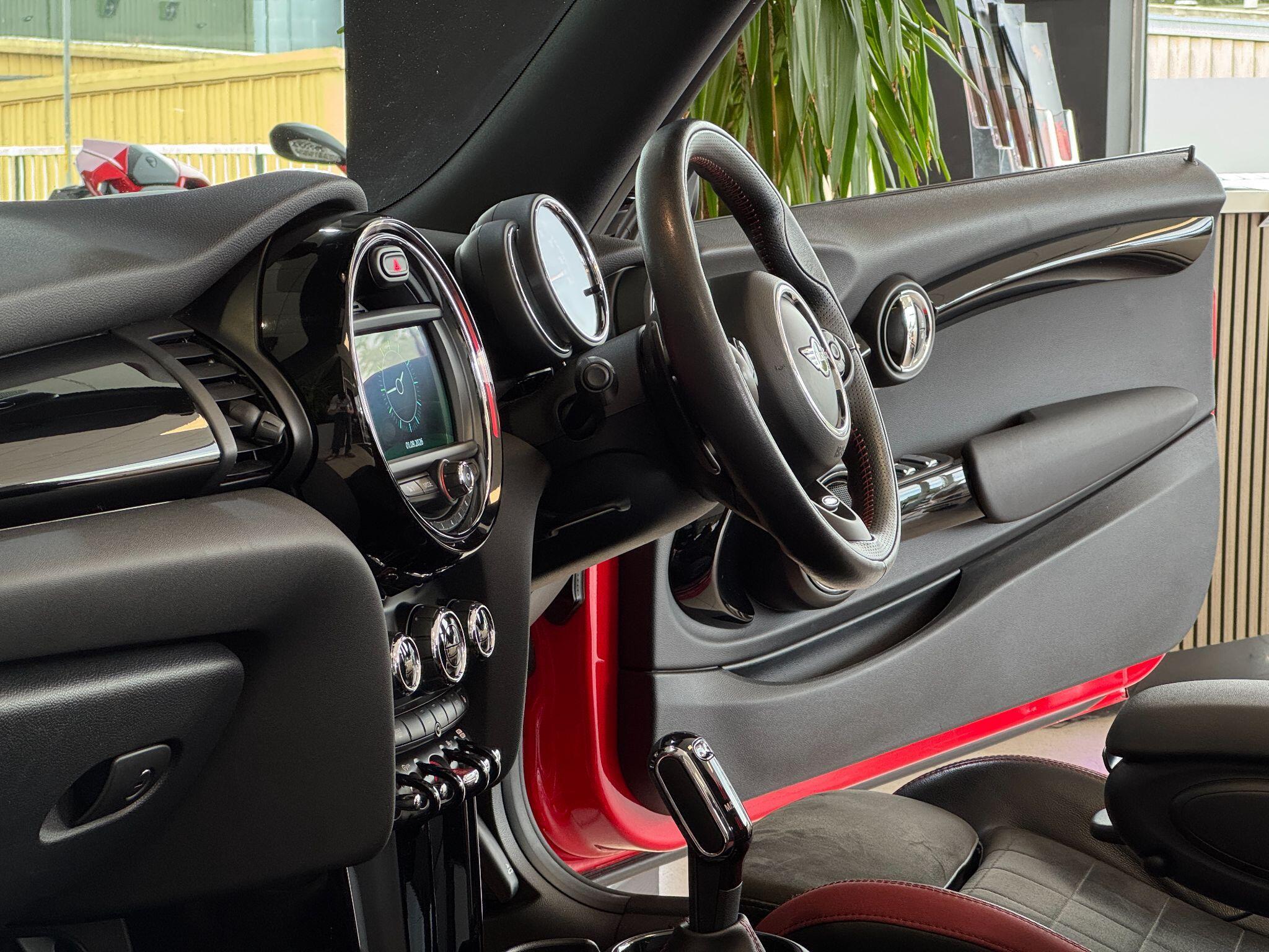 MINI Convertible - Image 2