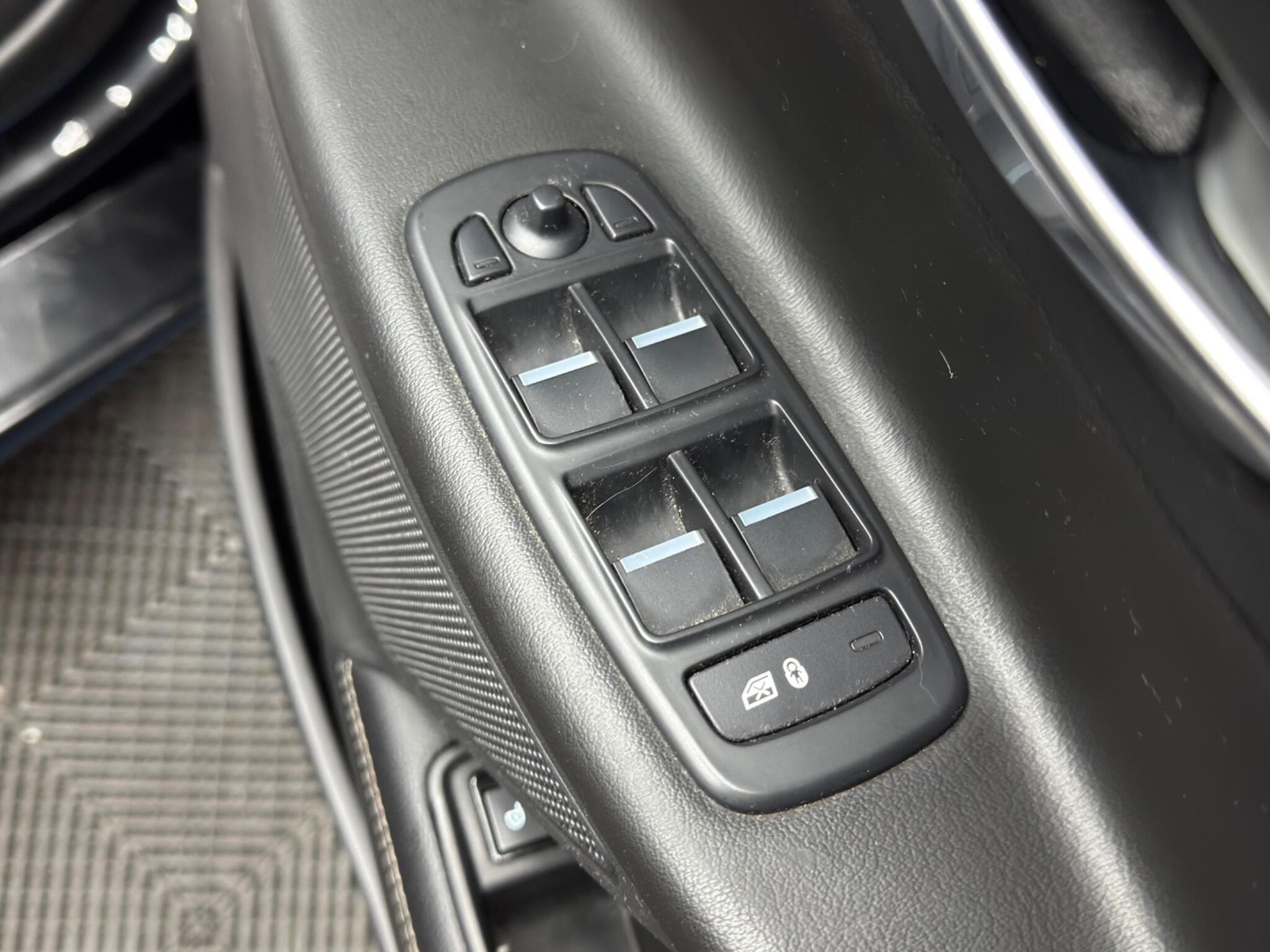 Jaguar XE - Image 41