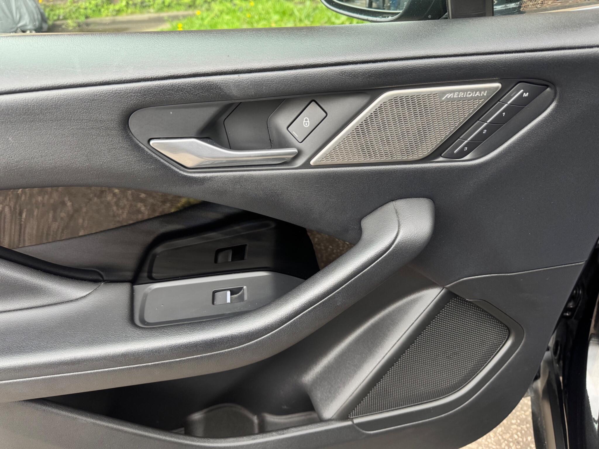 Jaguar I-Pace - Image 32