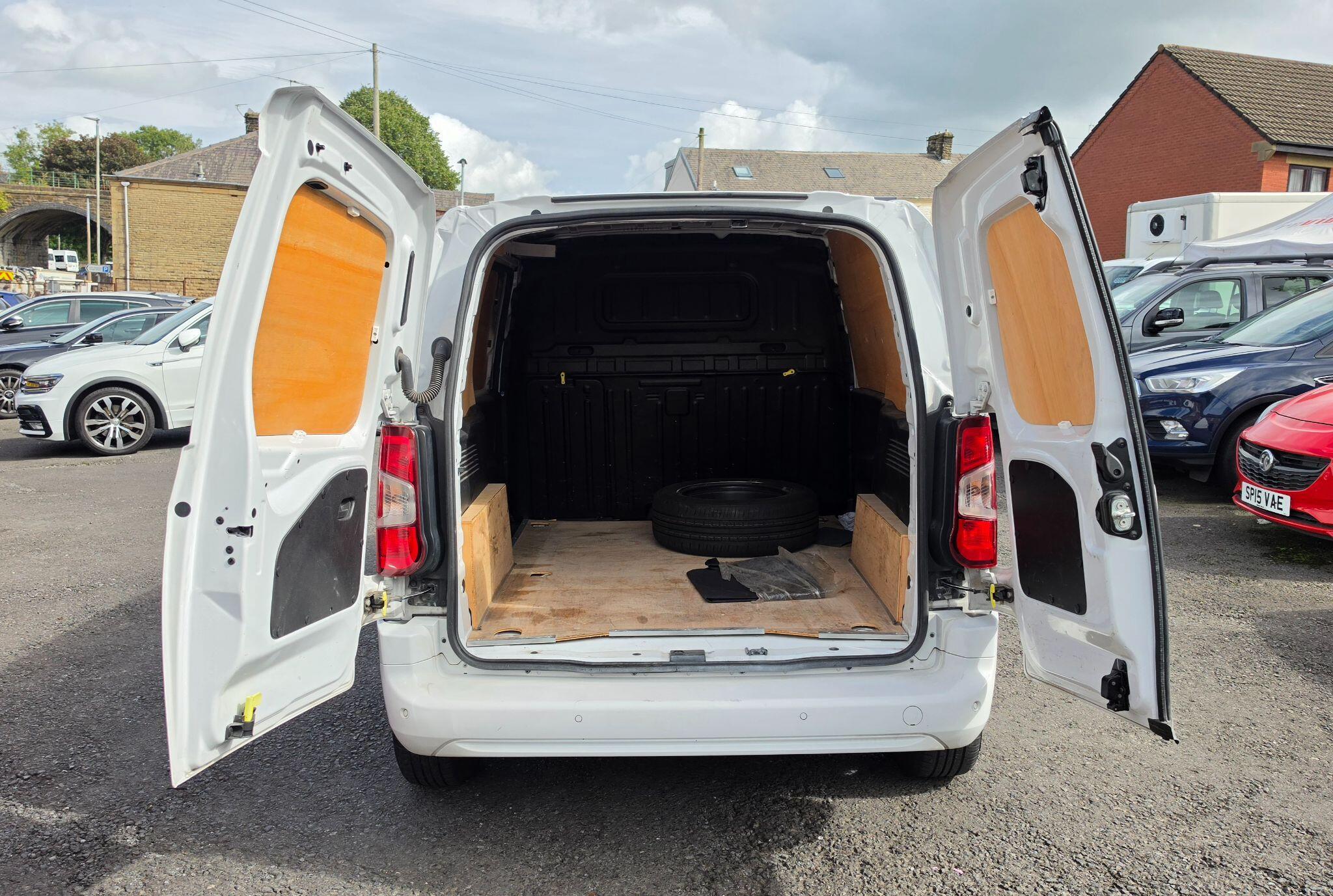 Vauxhall Combo - Image 19