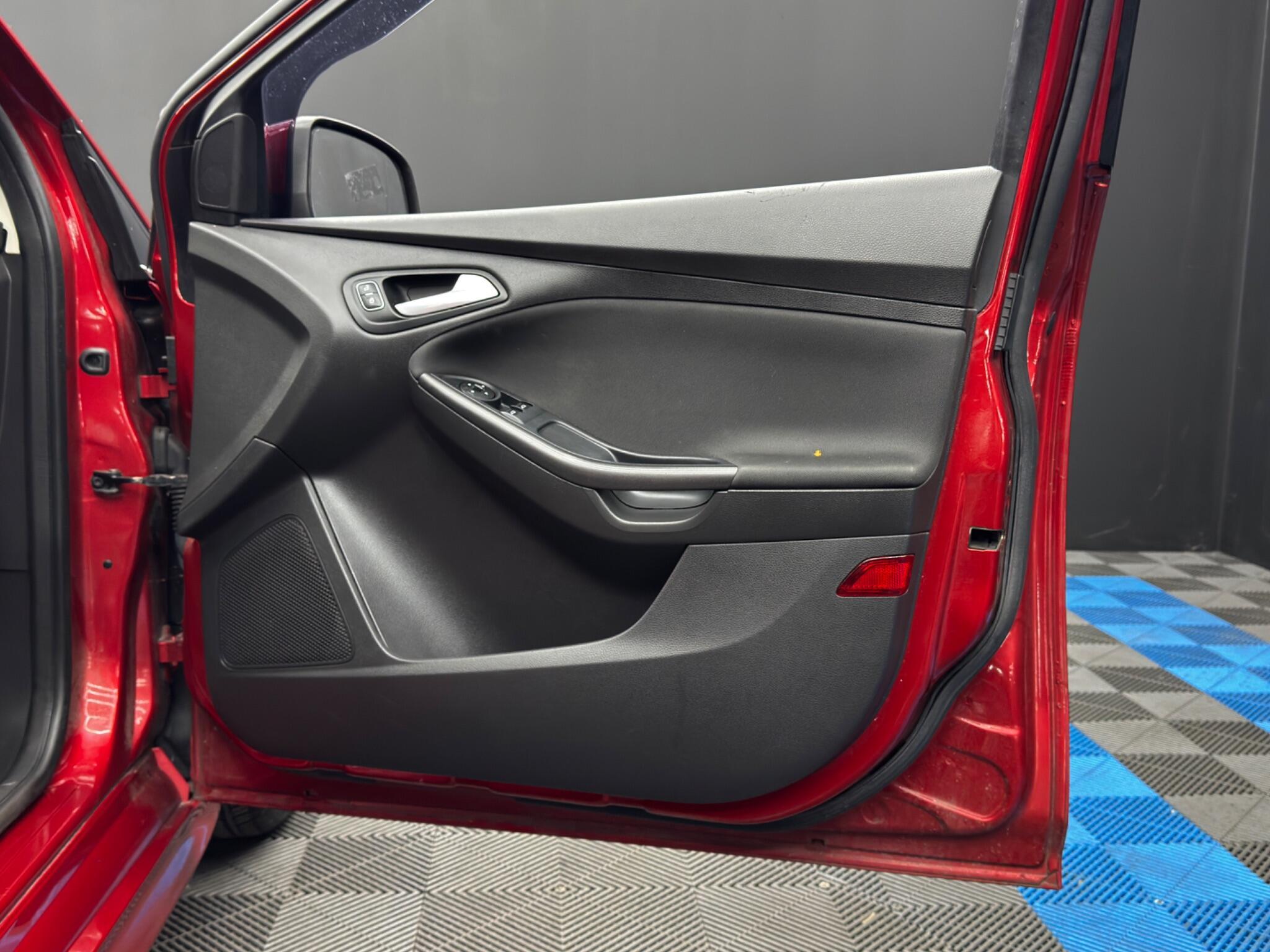Ford Focus - Image 34