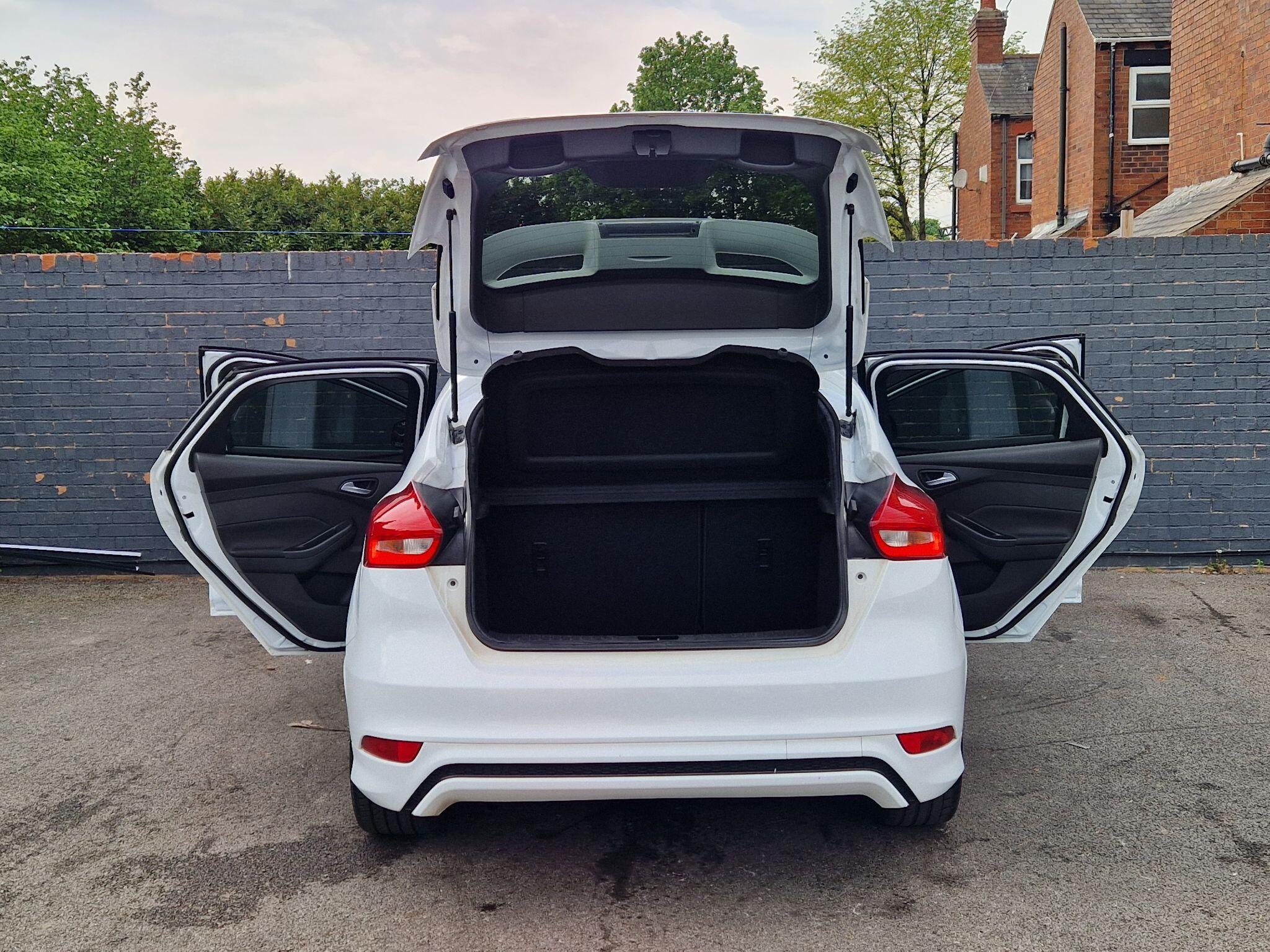 Ford Focus - Image 20