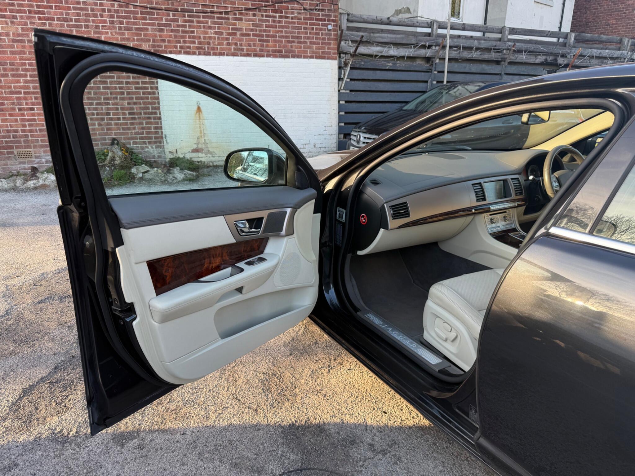 Jaguar XF - Image 25