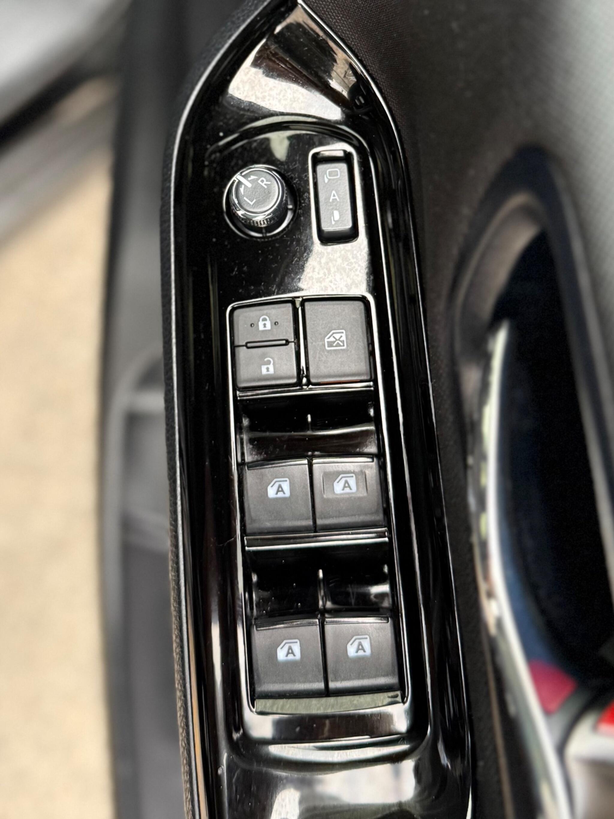 Toyota Voxy - Image 48