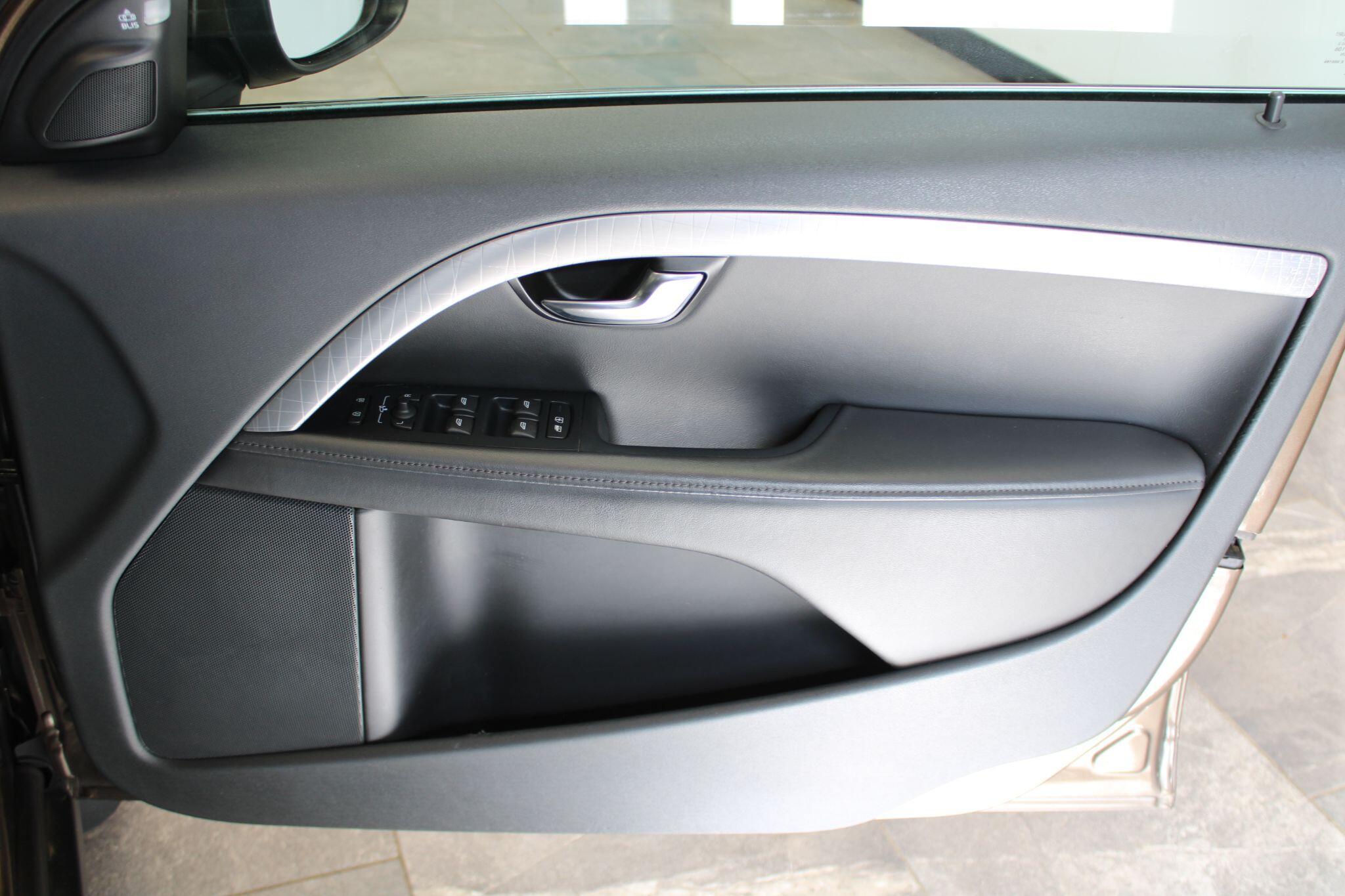 Volvo XC70 - Image 40