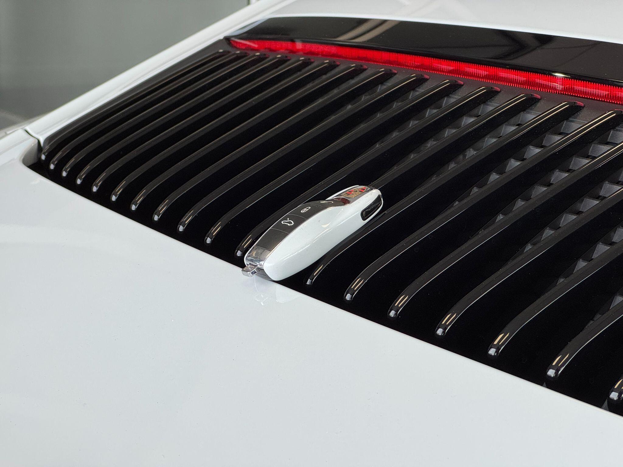Porsche 911 - Image 18