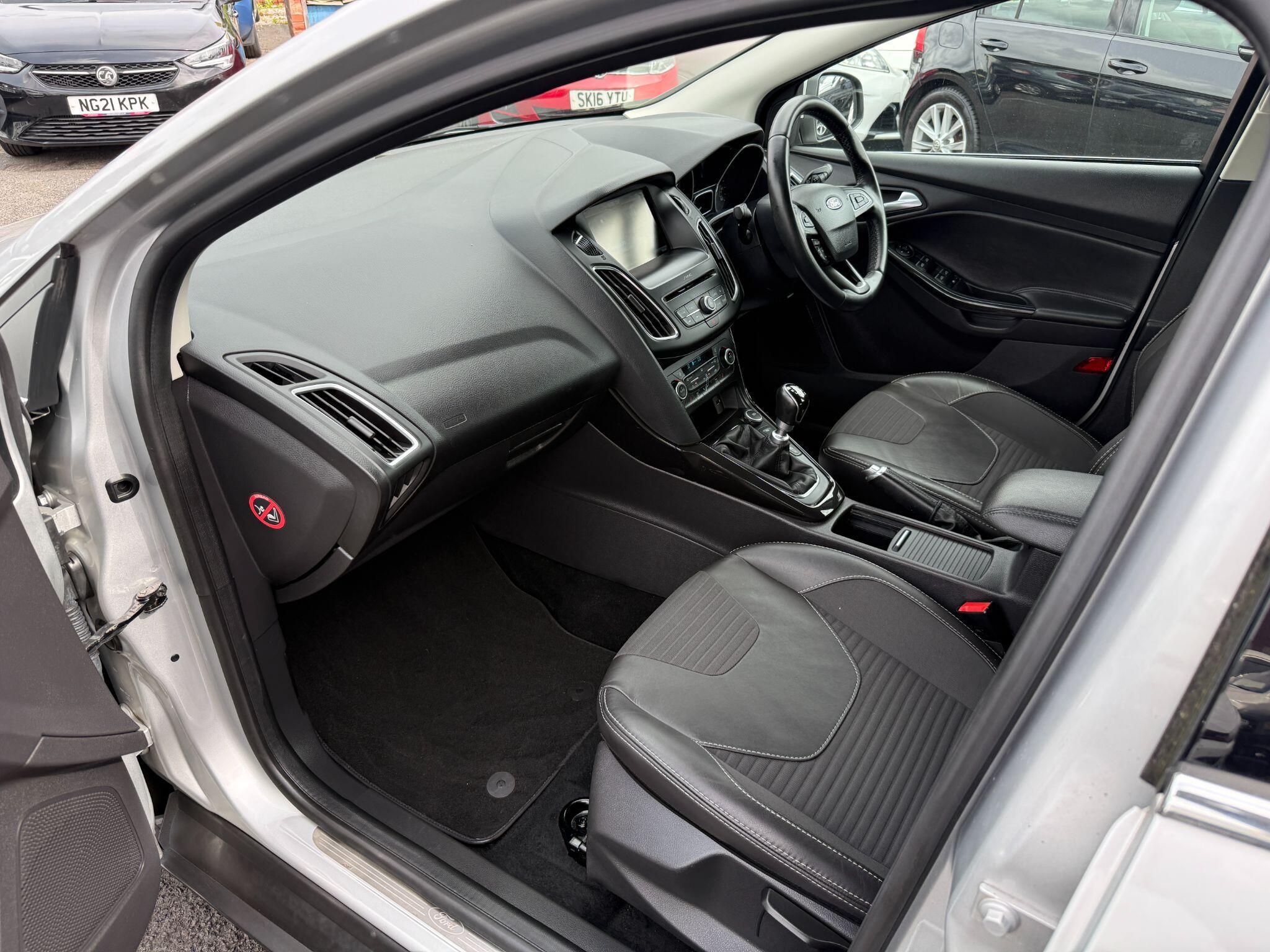 Ford Focus - Image 28