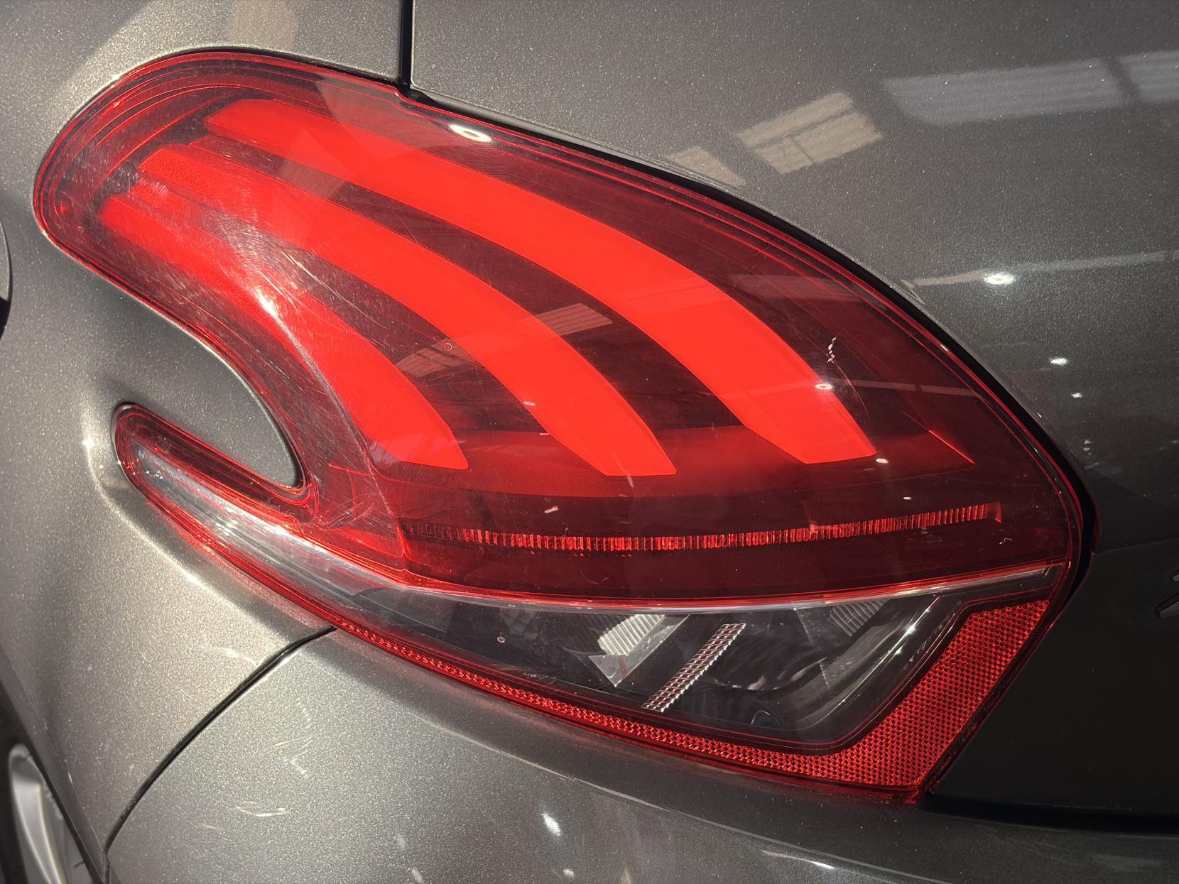 Peugeot 208 - Image 17