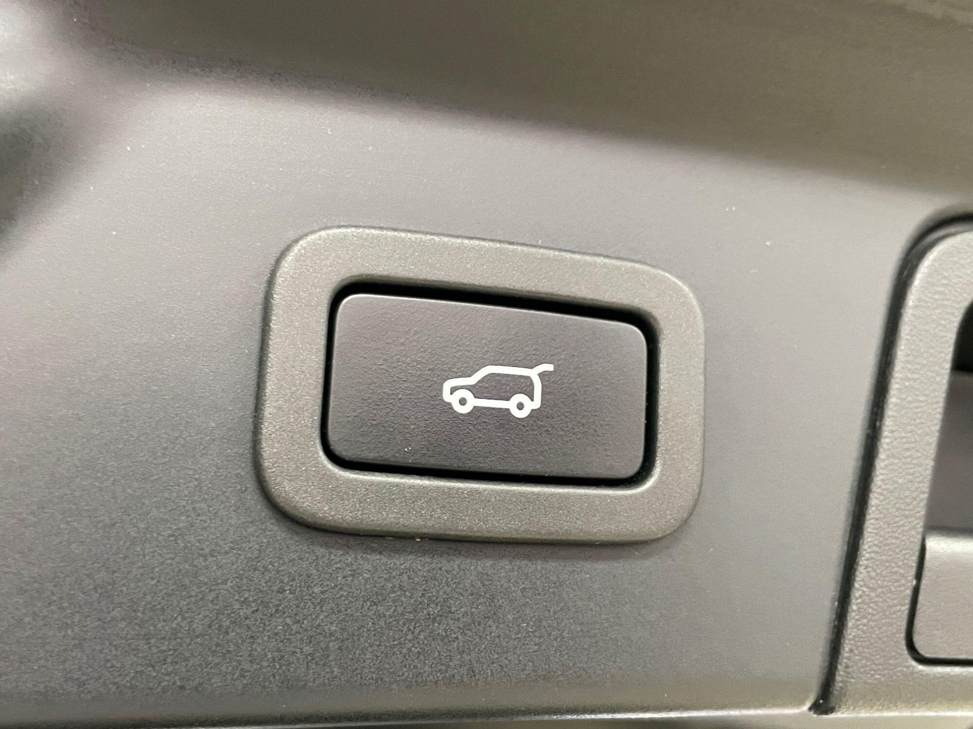 Land Rover Range Rover Velar - Image 19