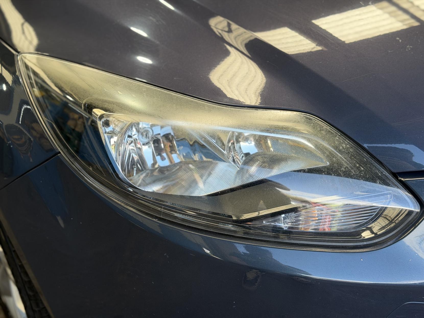 Ford Focus - Image 12