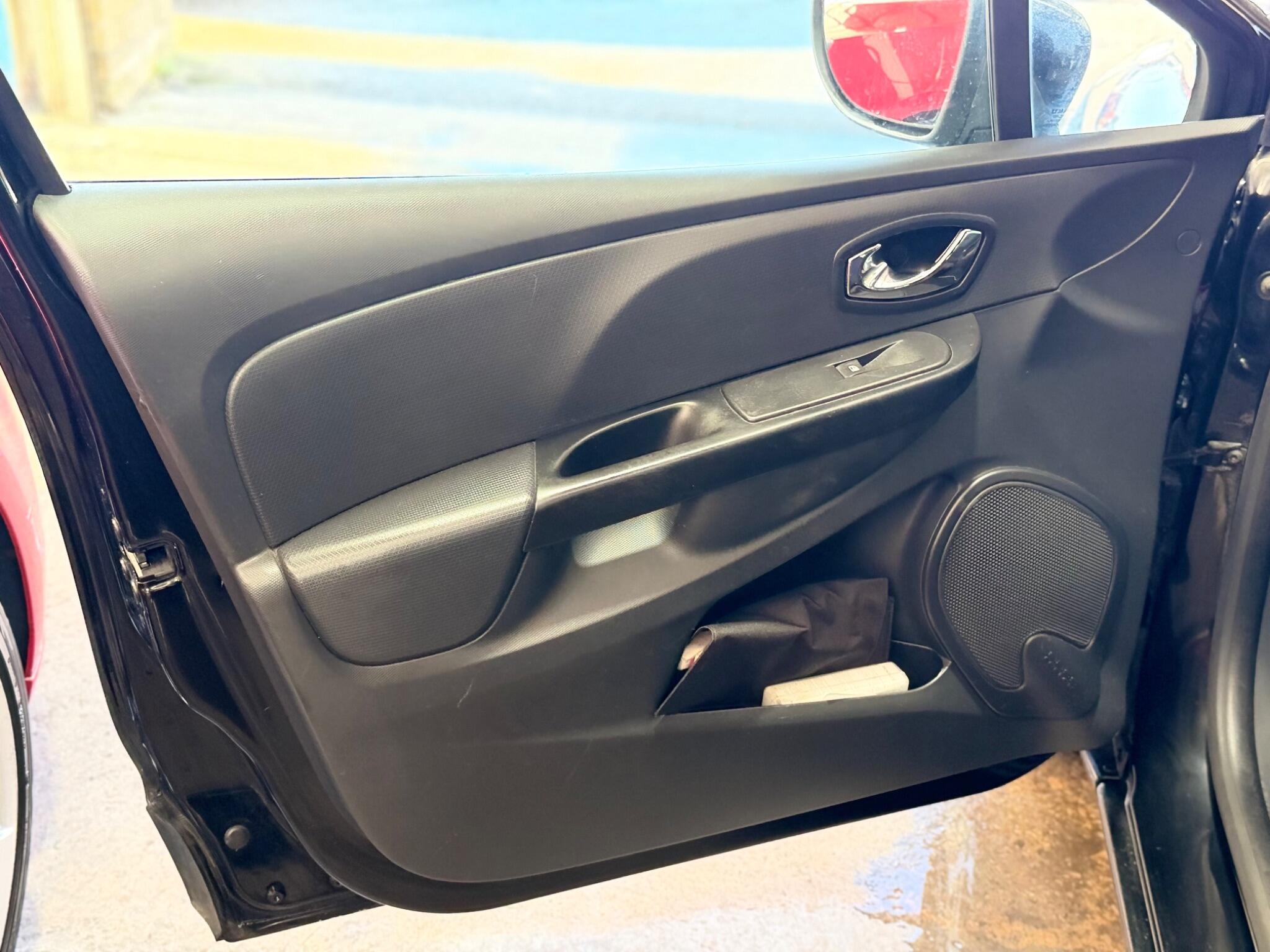 Renault Clio - Image 26