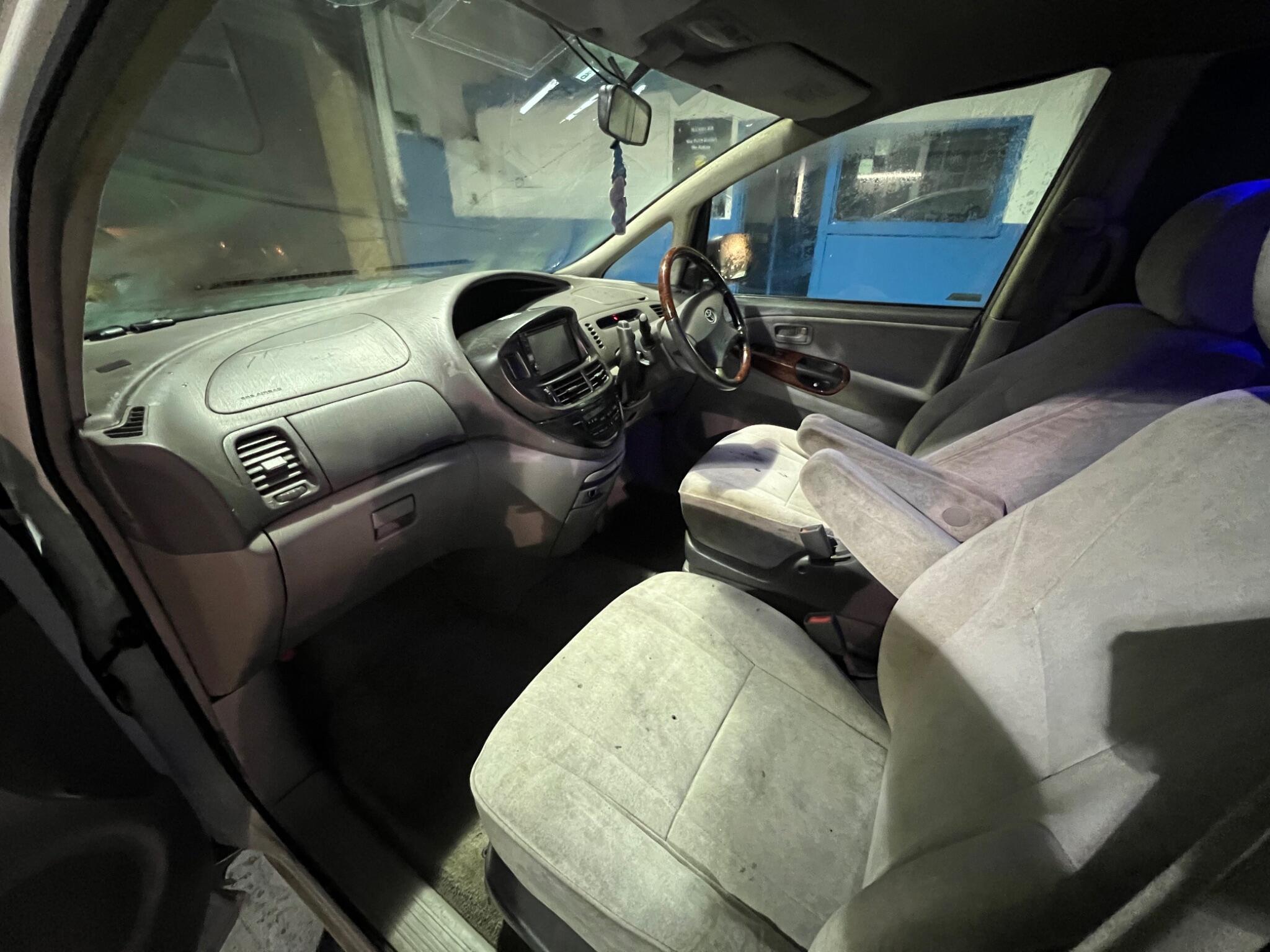 Toyota Estima - Image 14