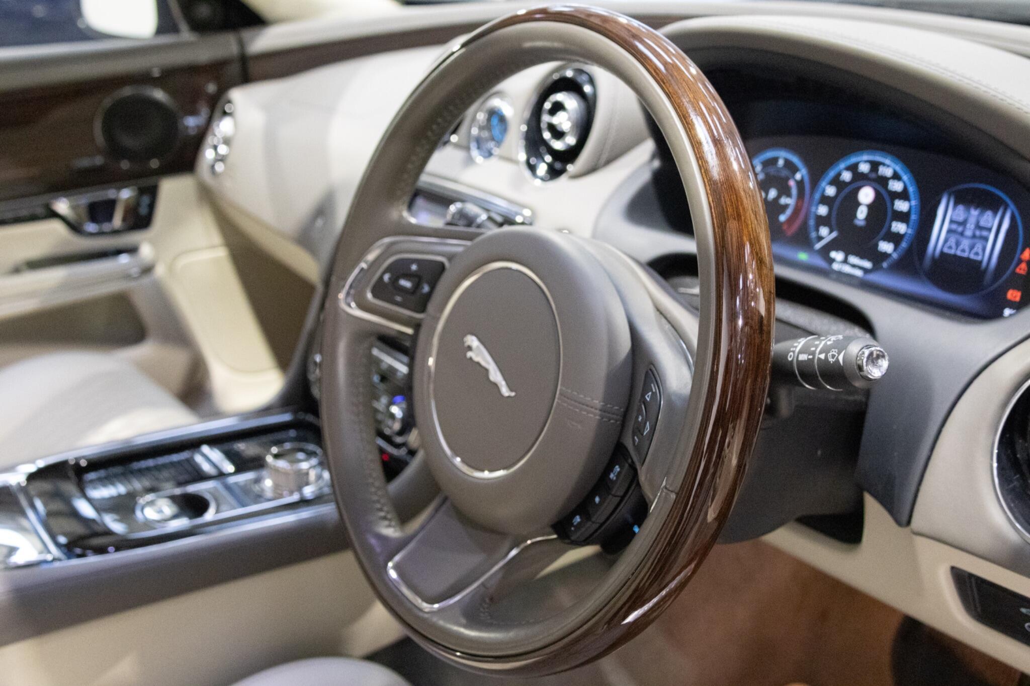 Jaguar XJ - Image 43