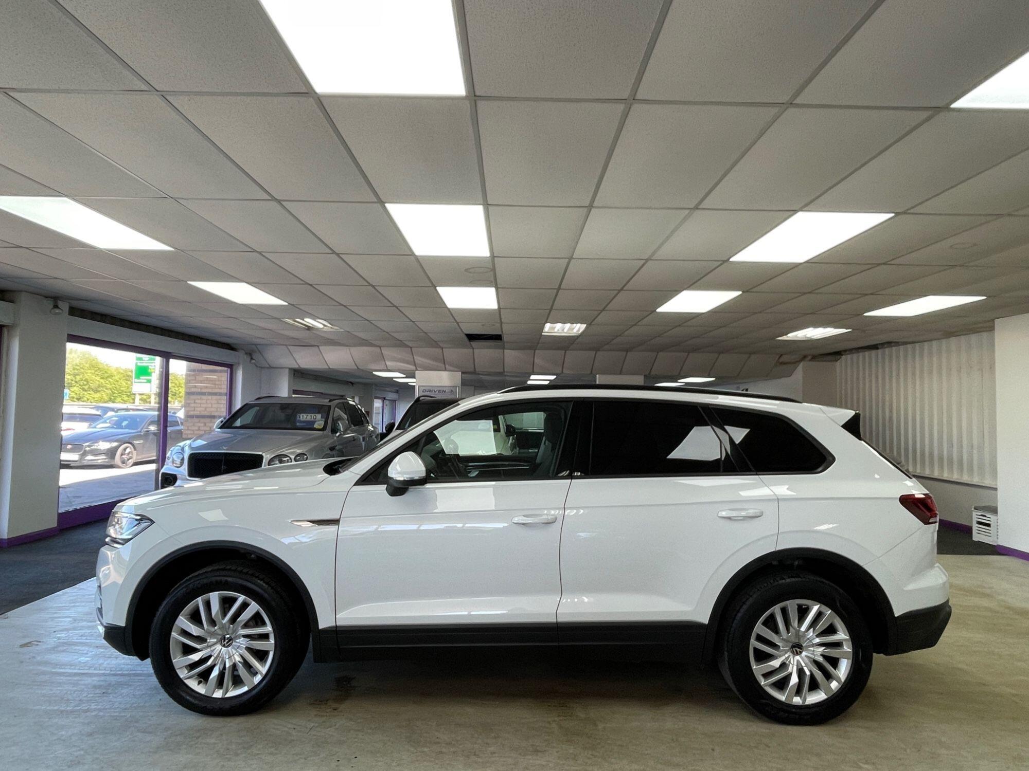 Volkswagen Touareg - Image 13