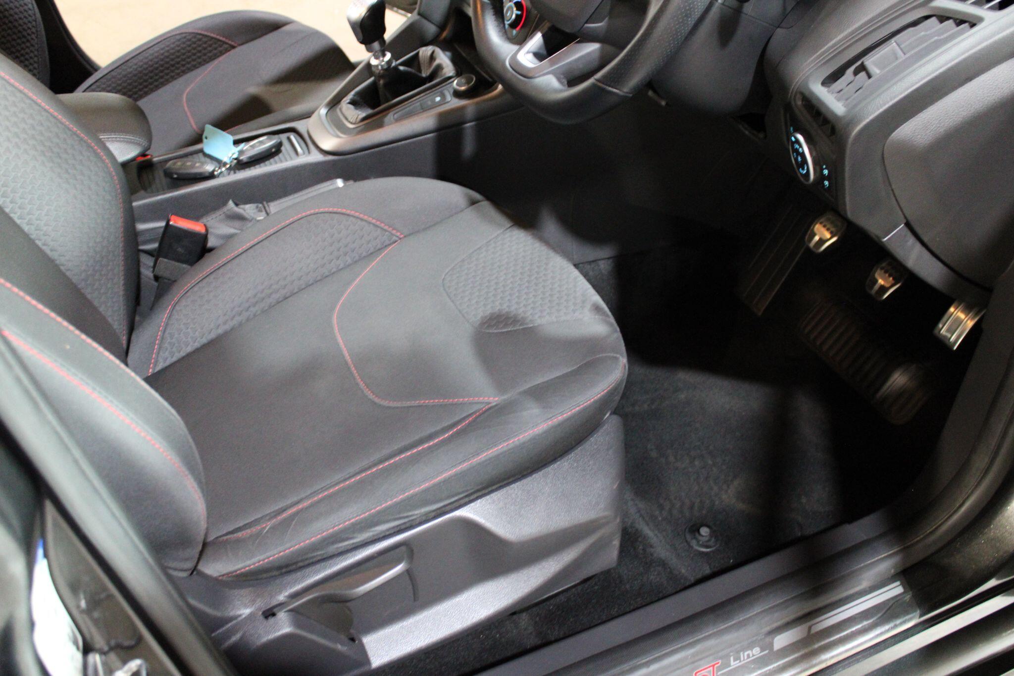 Ford Focus - Image 19