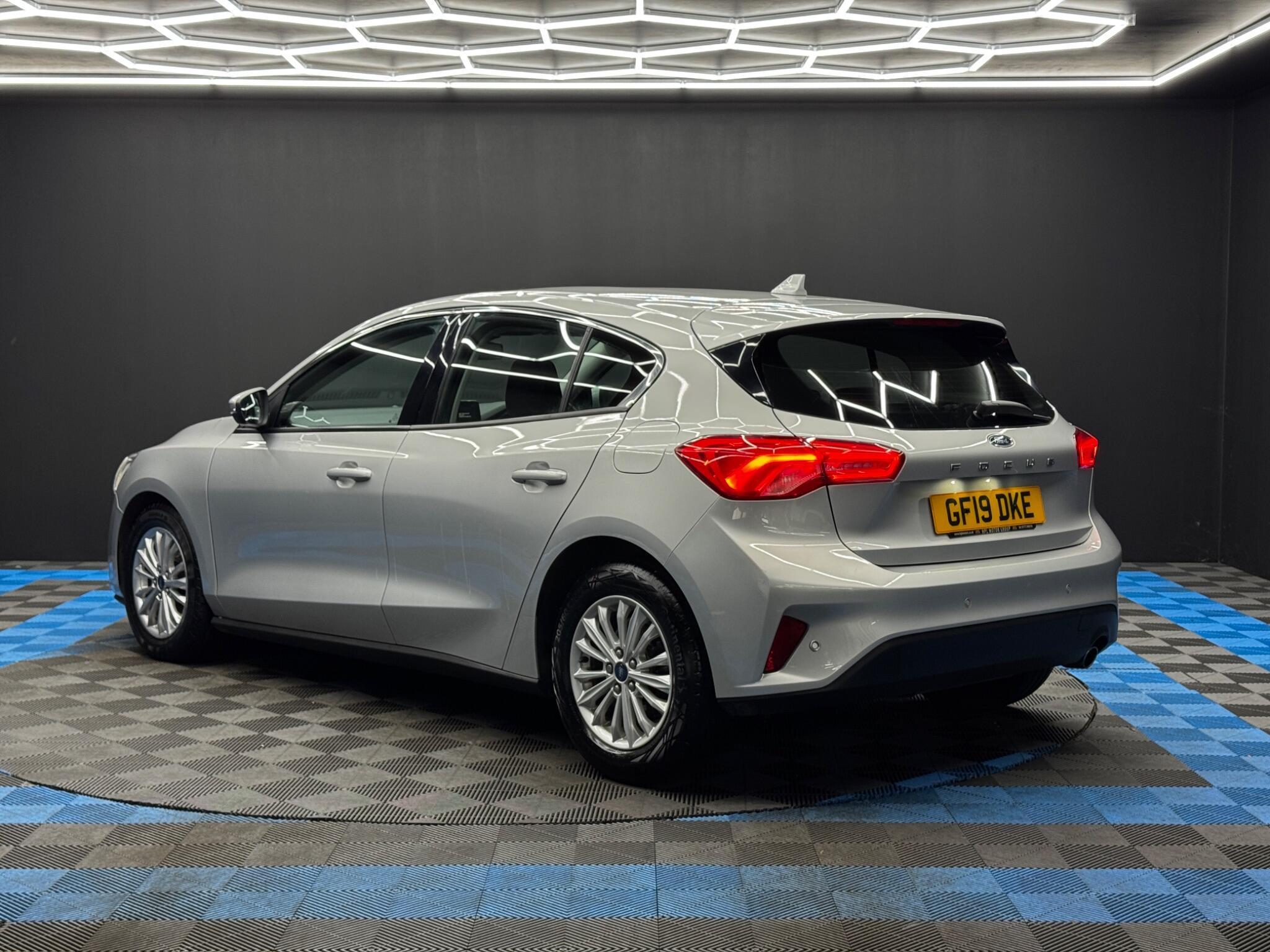 Ford Focus - Image 9