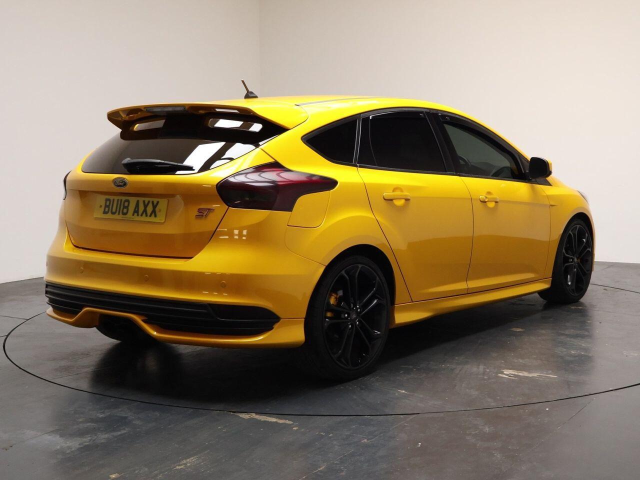 Ford Focus - Image 12