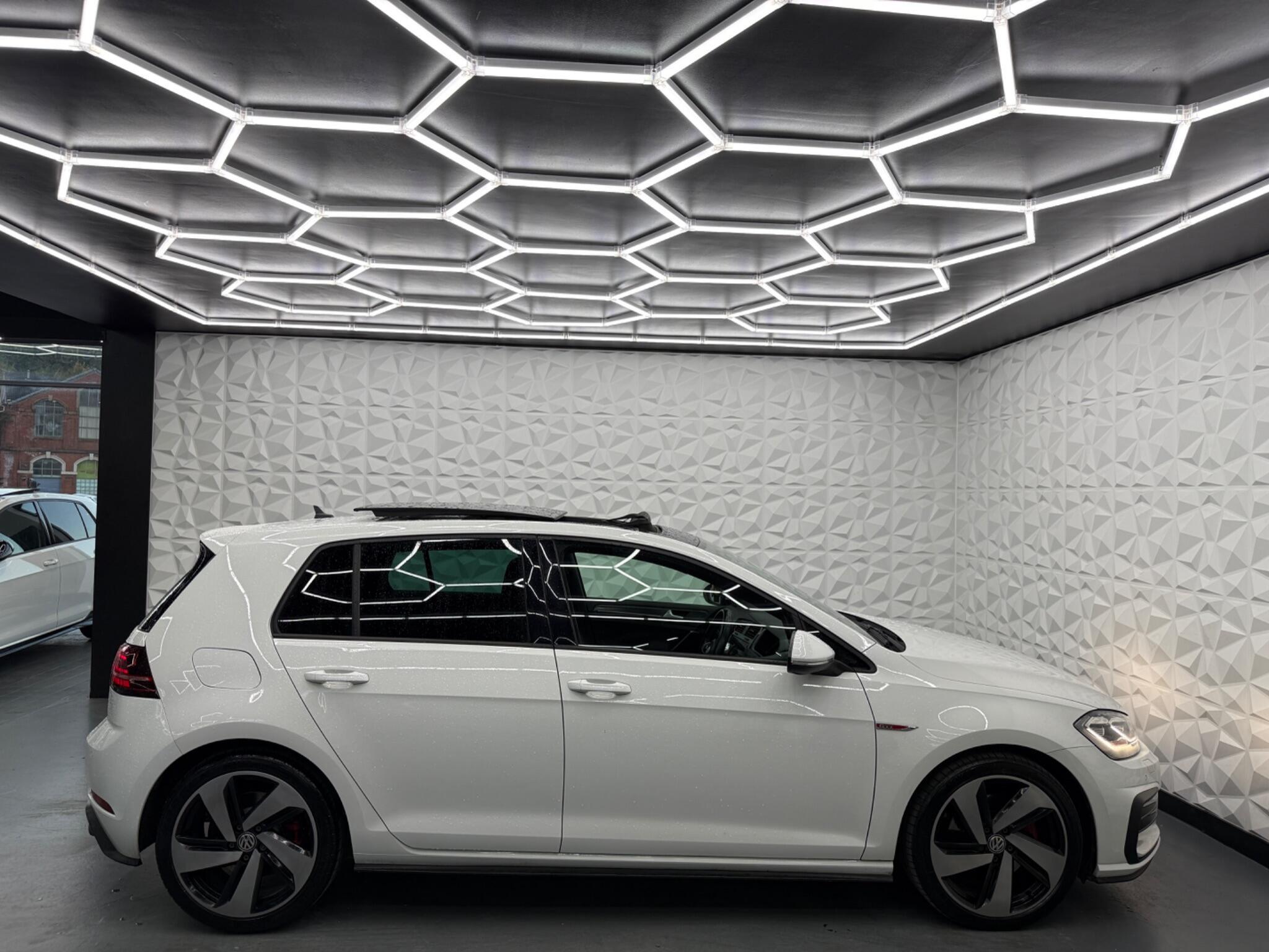 Volkswagen Golf - Image 17