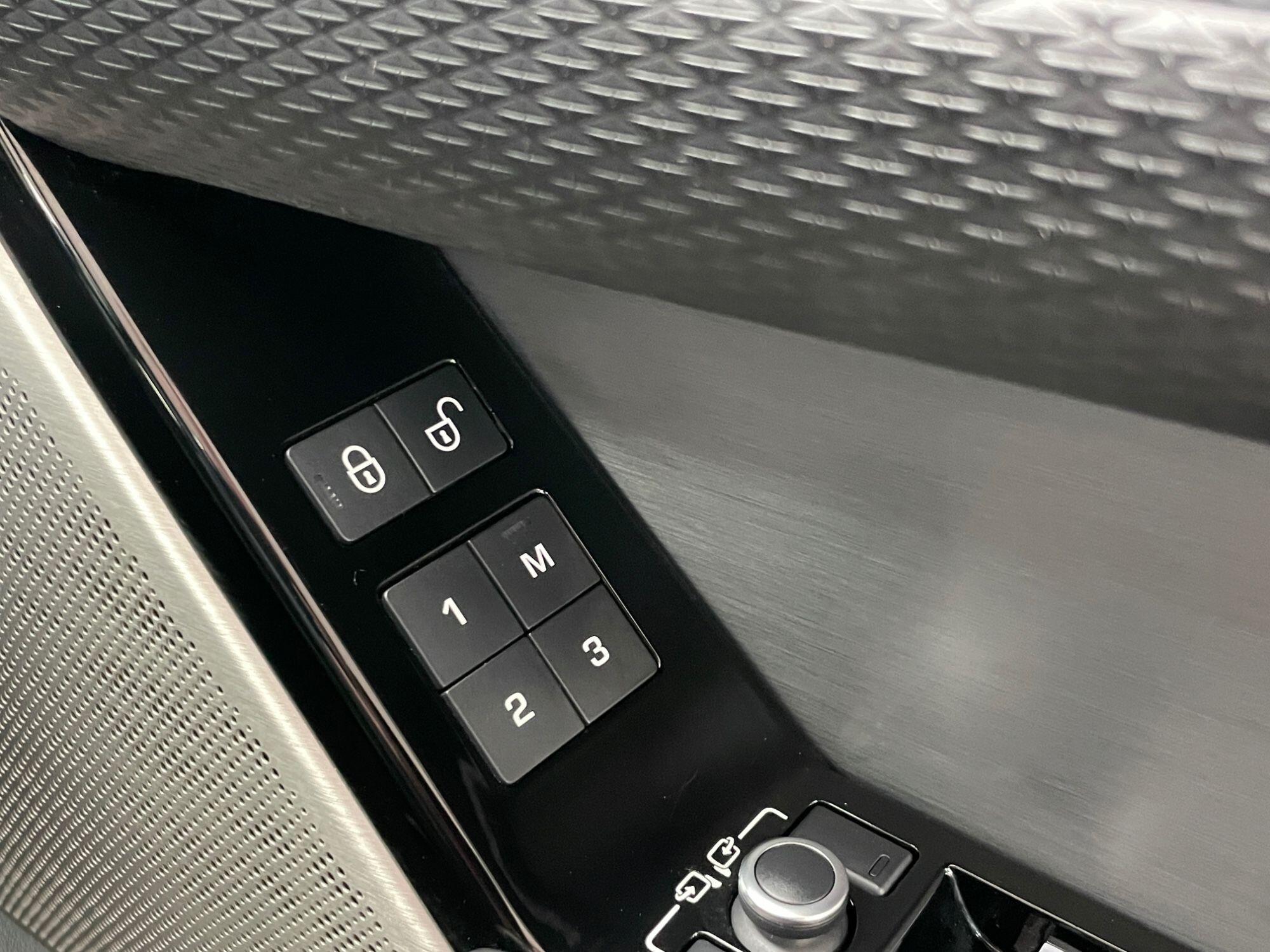 Land Rover Range Rover Velar - Image 27
