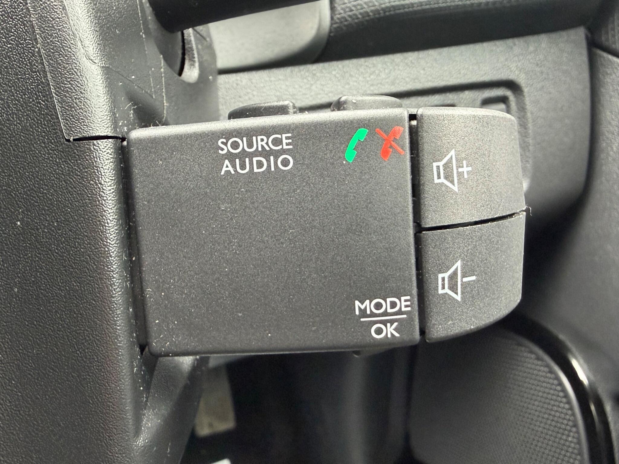 Renault Clio - Image 25