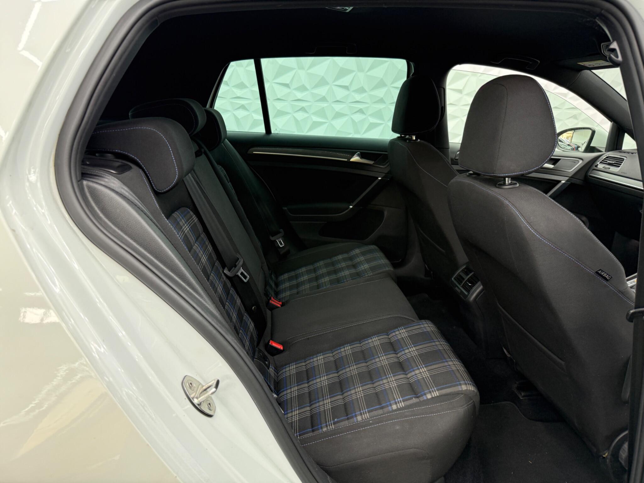 Volkswagen Golf - Image 23
