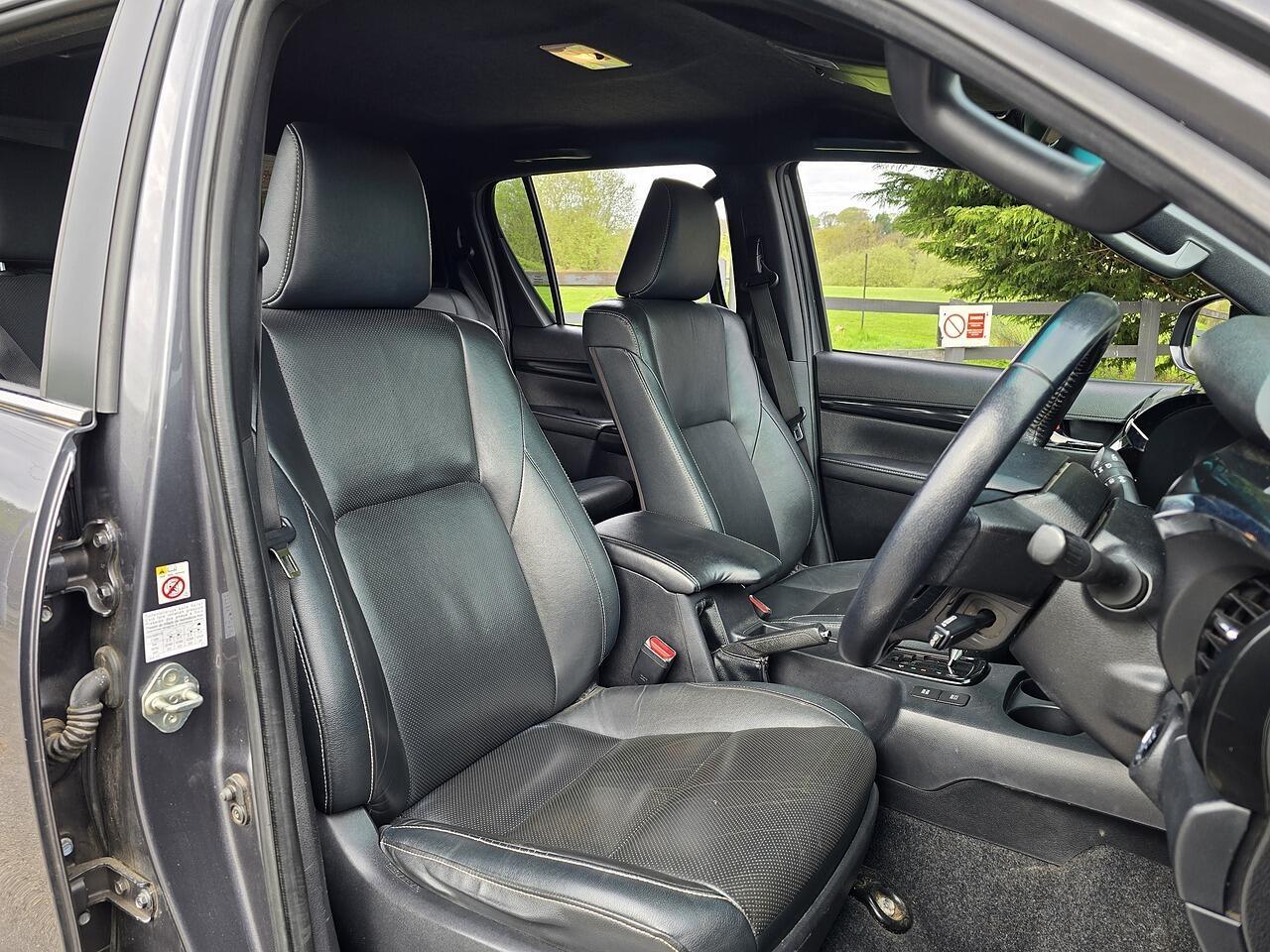 Toyota Hilux - Image 11