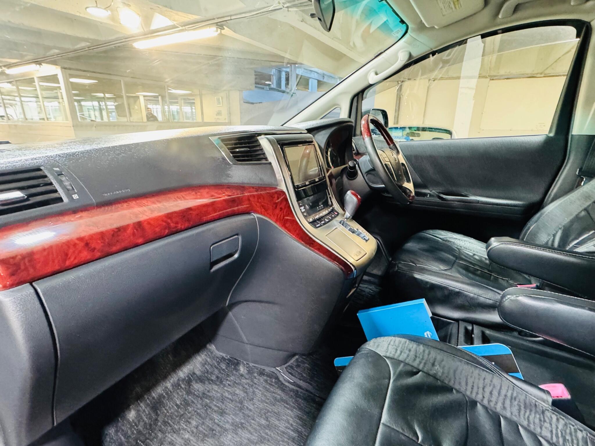 Toyota Vellfire - Image 11