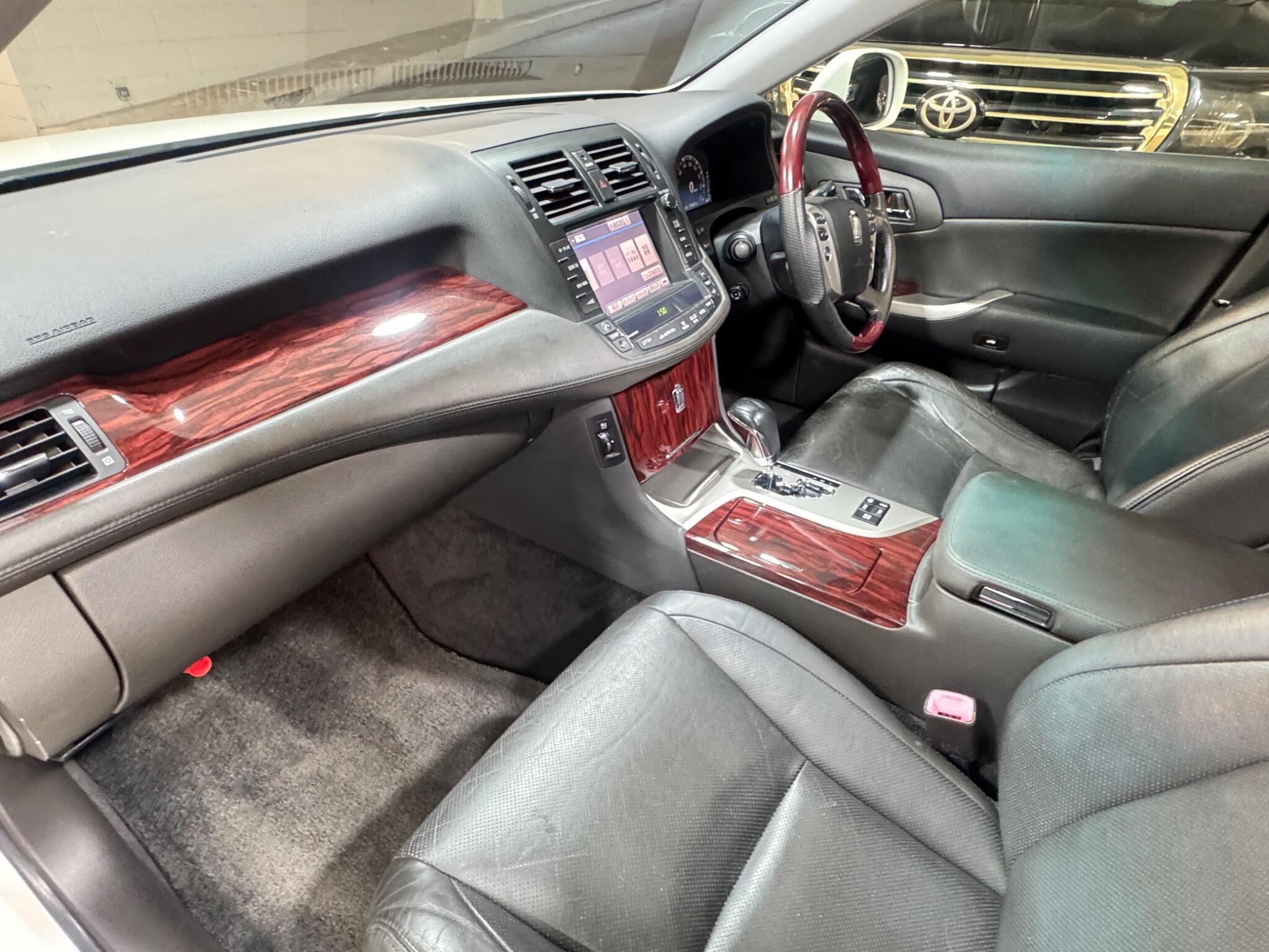 Toyota CROWN - Image 11