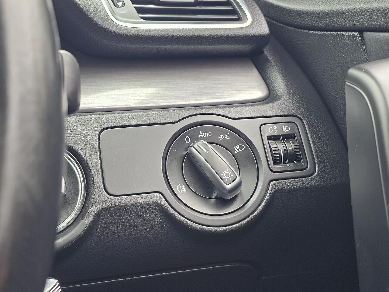 Volkswagen Passat - Image 26