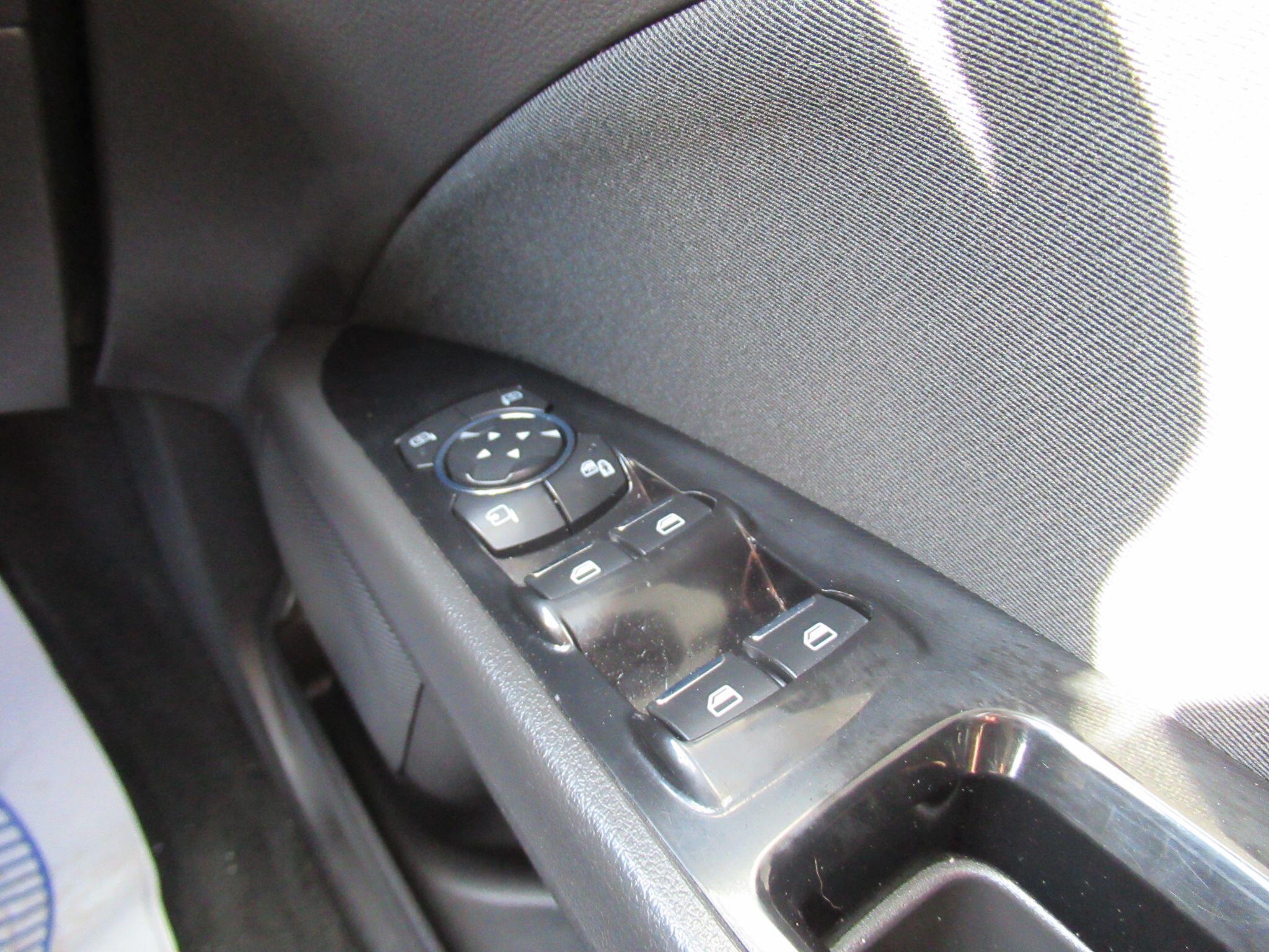 Ford Mondeo - Image 20