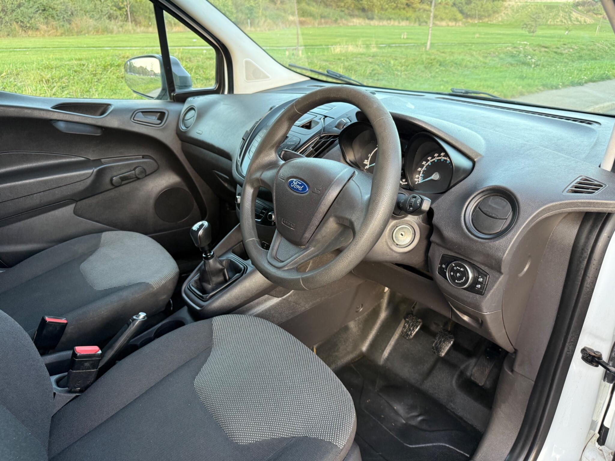 Ford Transit Courier - Image 15