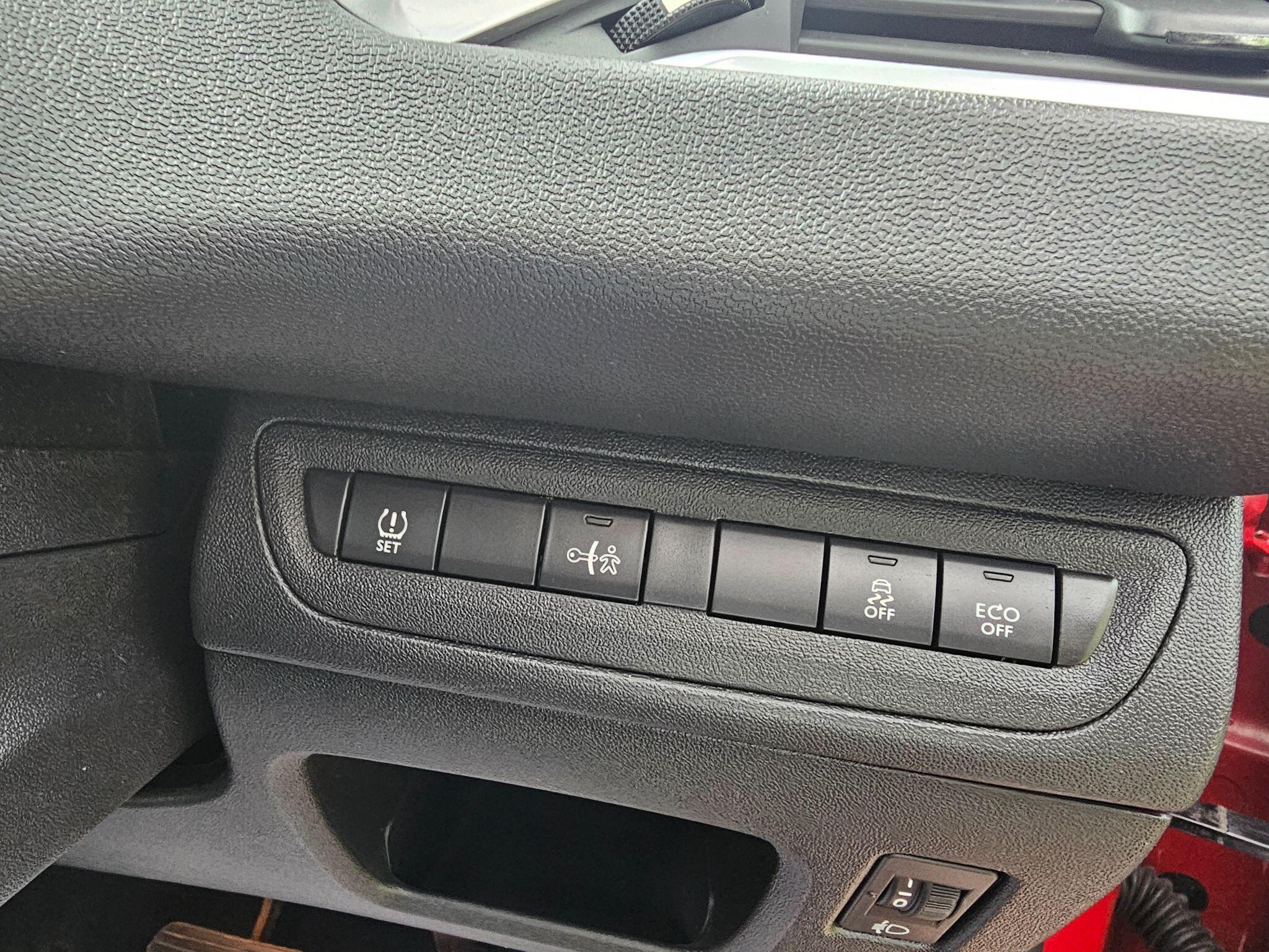 Peugeot 208 - Image 25