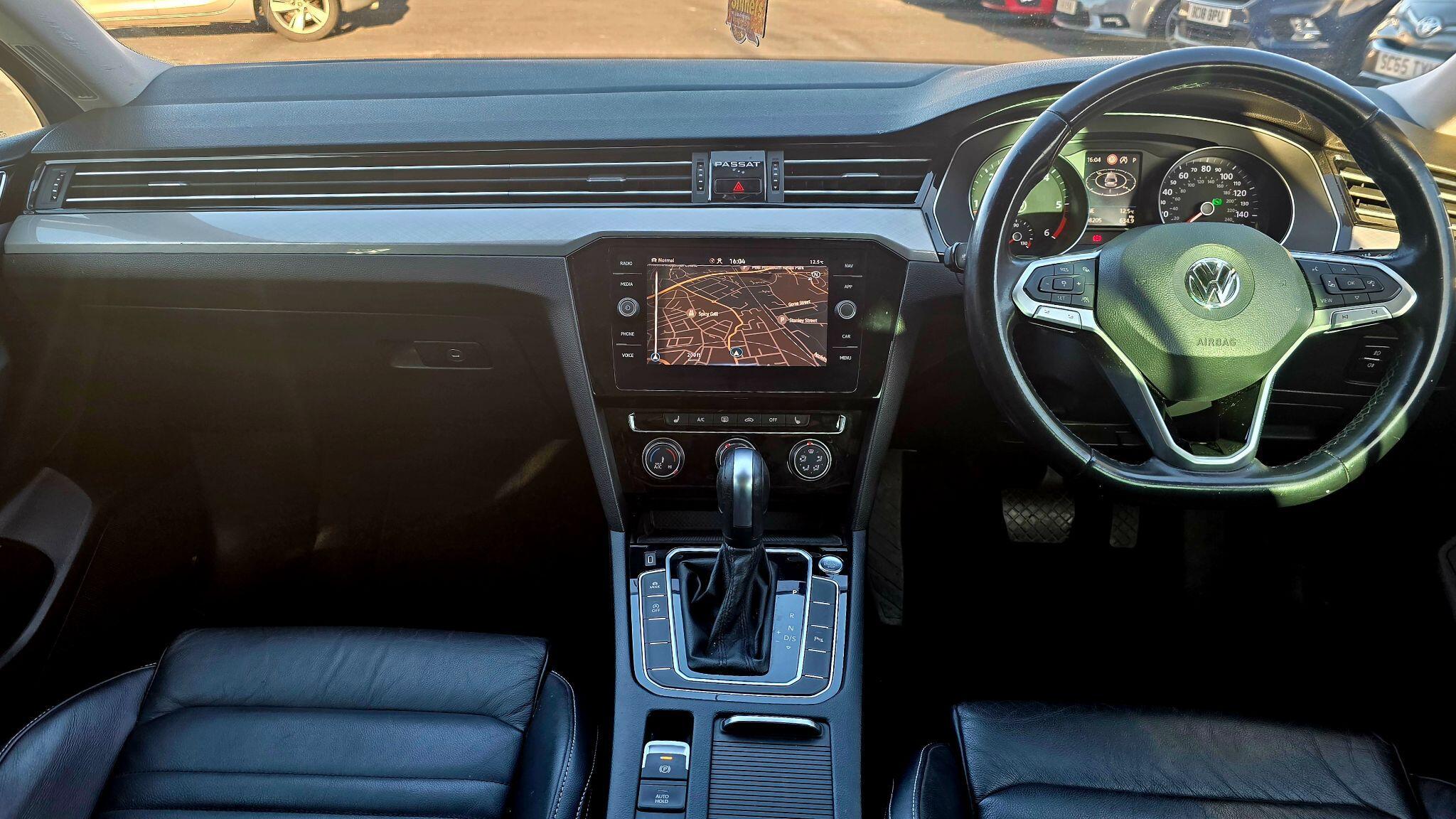 Volkswagen Passat - Image 20