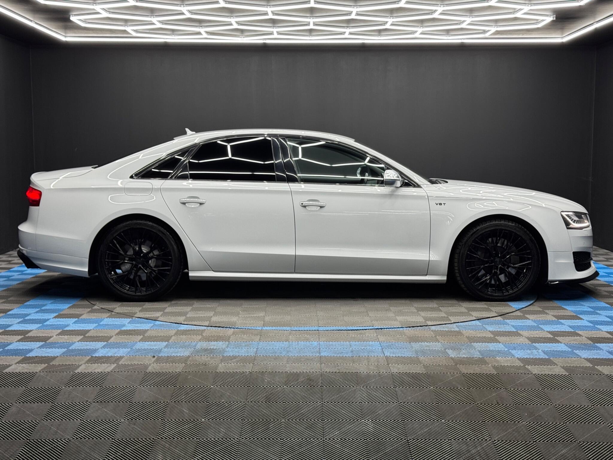 Audi S8 - Image 4