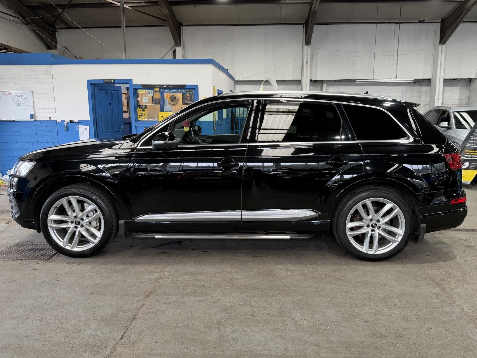 Audi Q7 - Image 2