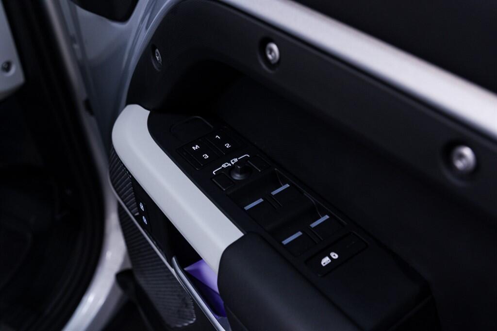 Land Rover Defender 110 - Image 38