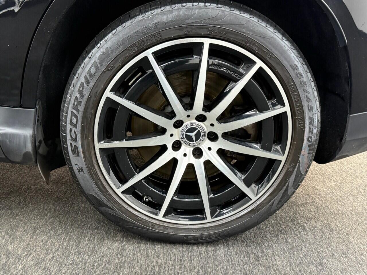 Mercedes Eqc - Image 12