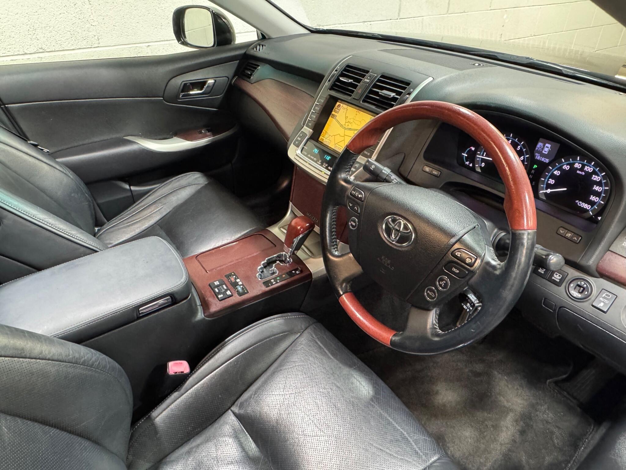 Toyota CROWN - Image 8