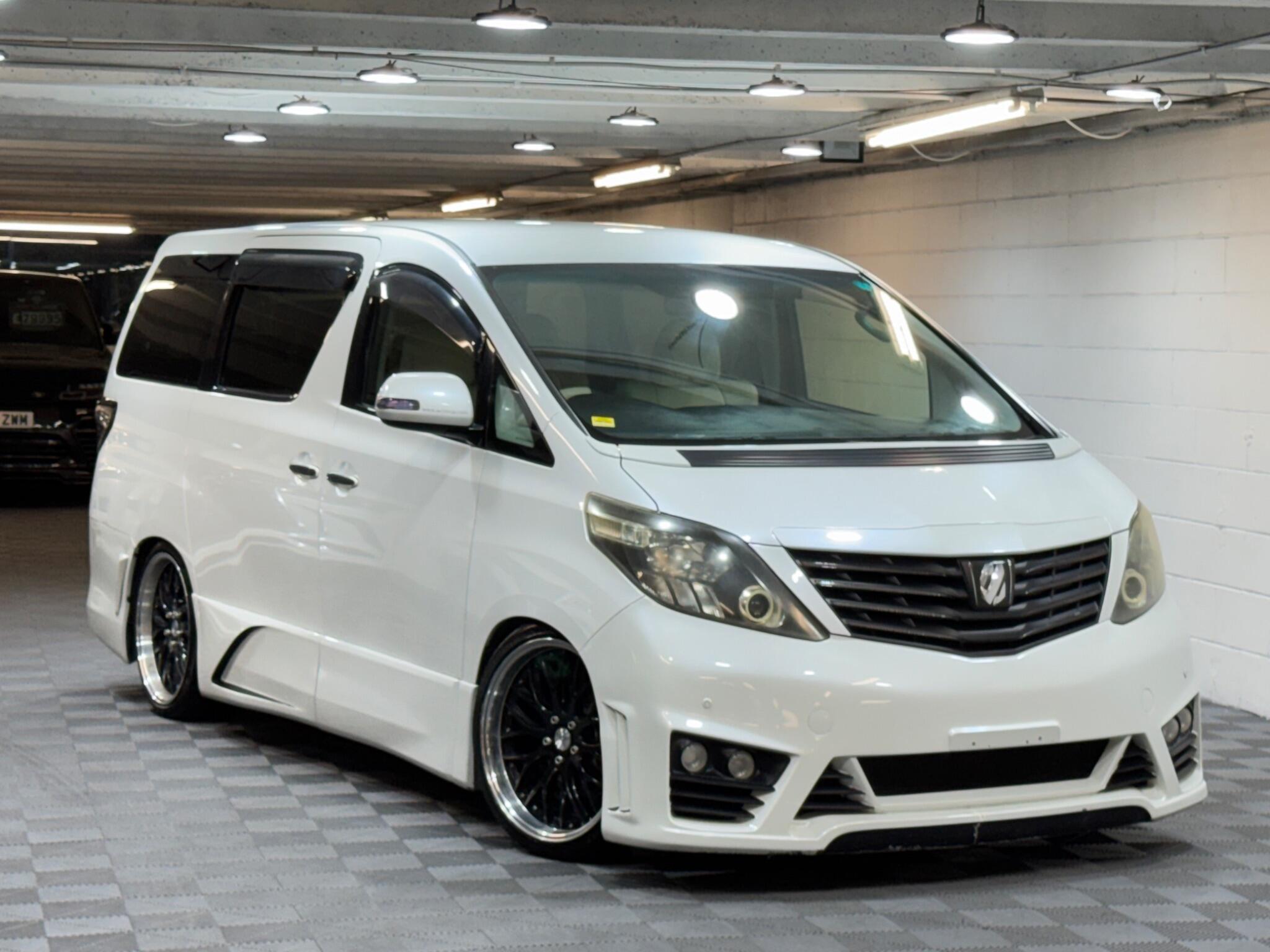 Toyota Alphard - Image 7