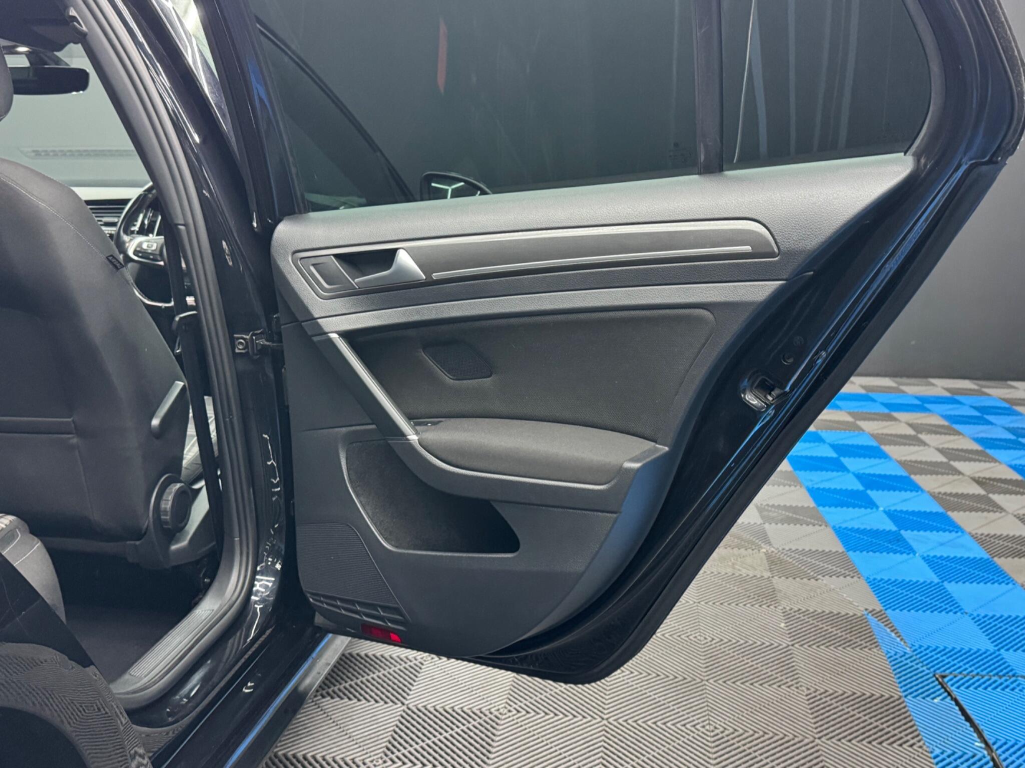 Volkswagen Golf - Image 40