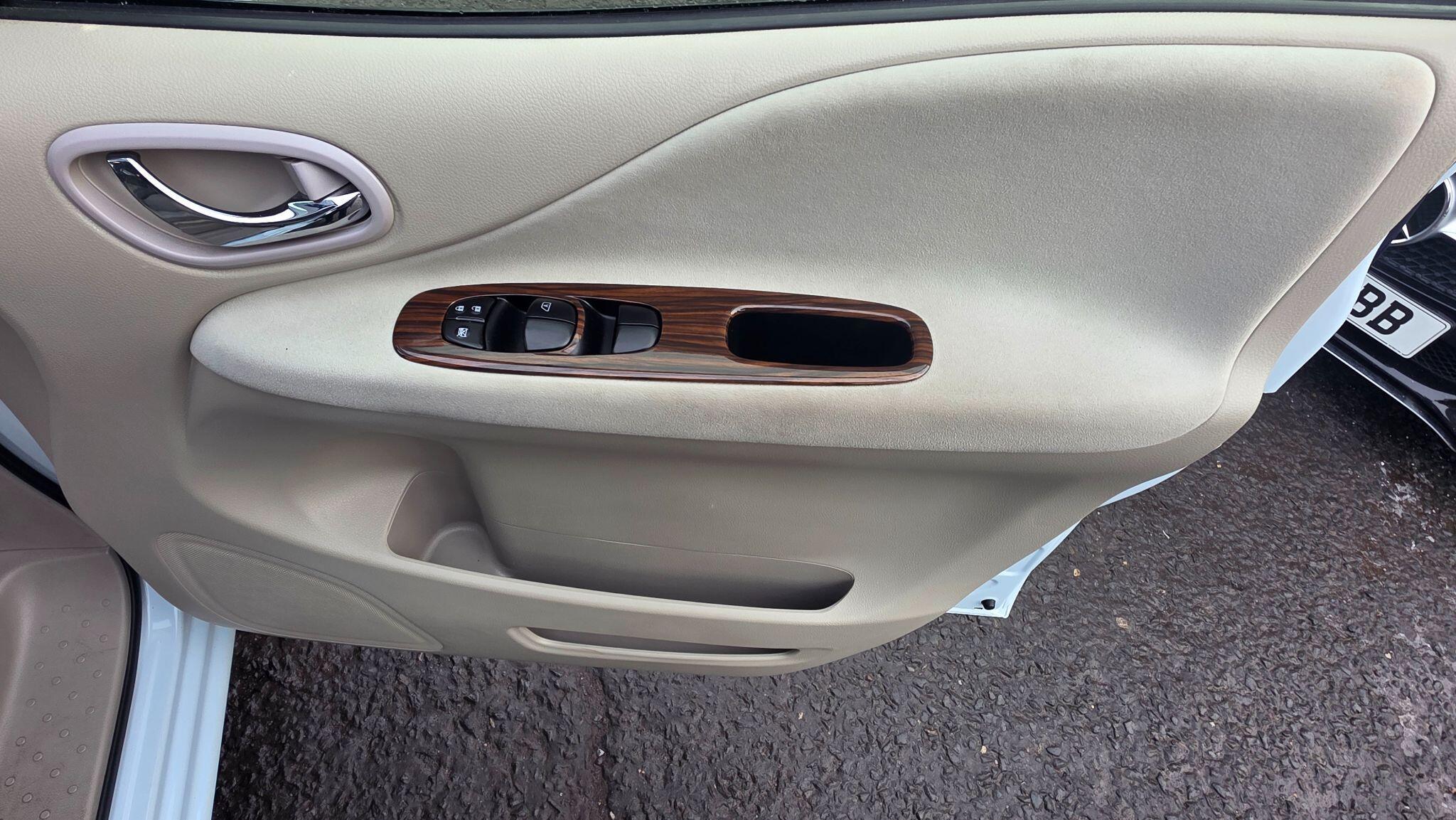 Nissan Serena - Image 23