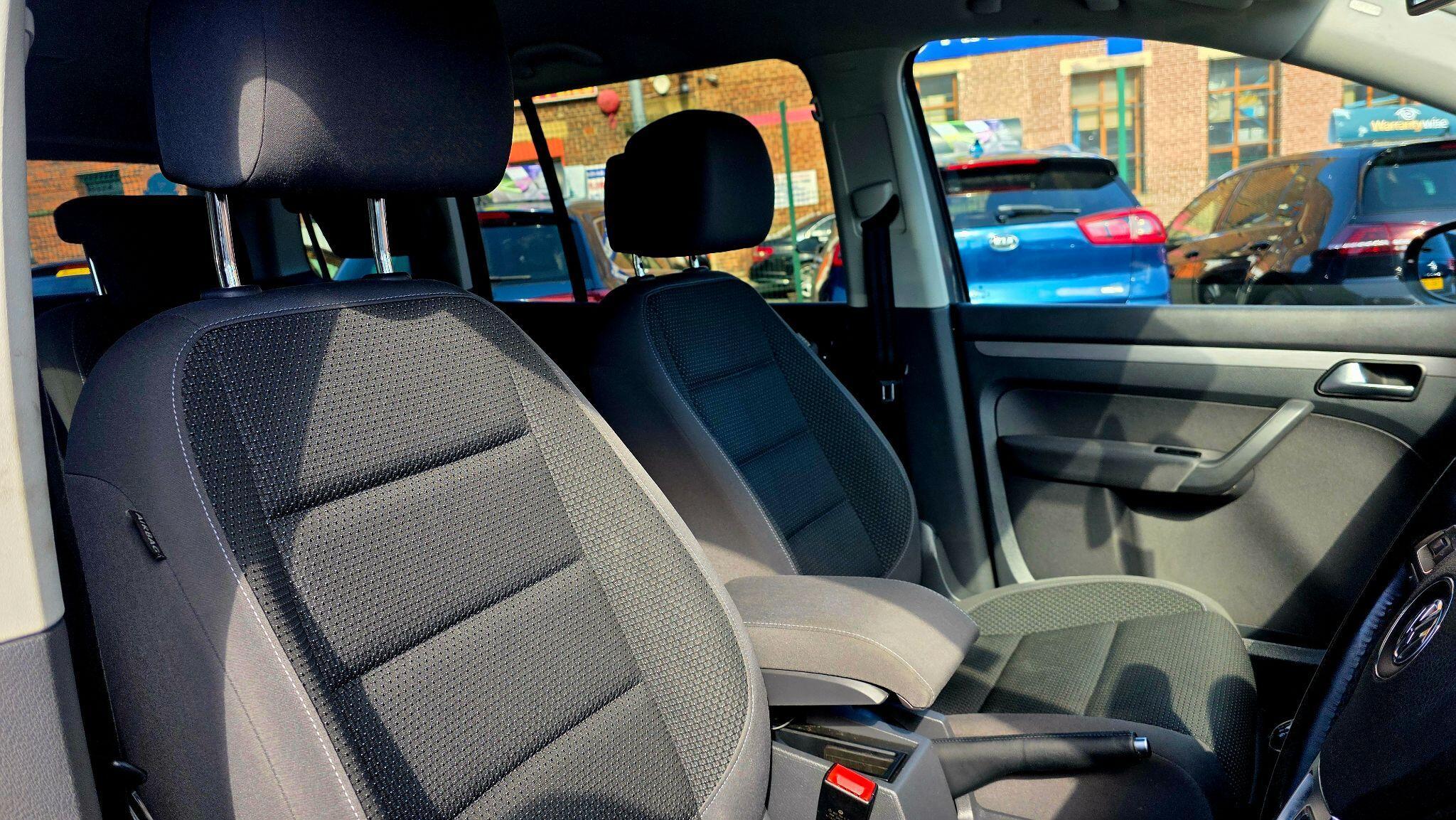 Volkswagen Touran - Image 12