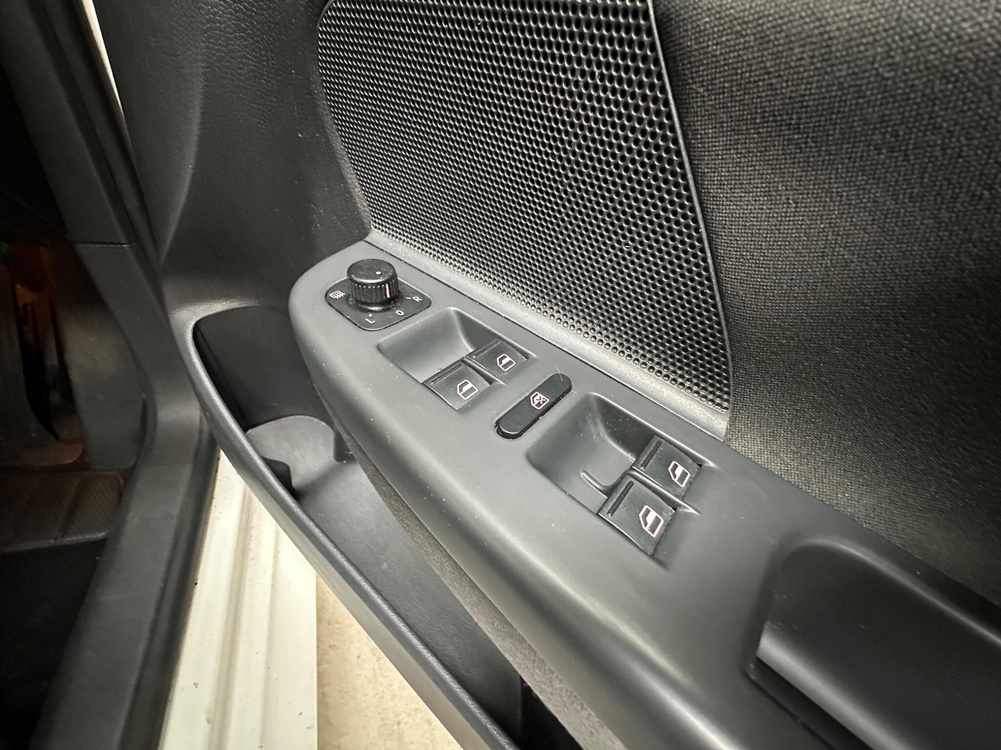 Volkswagen Golf - Image 17