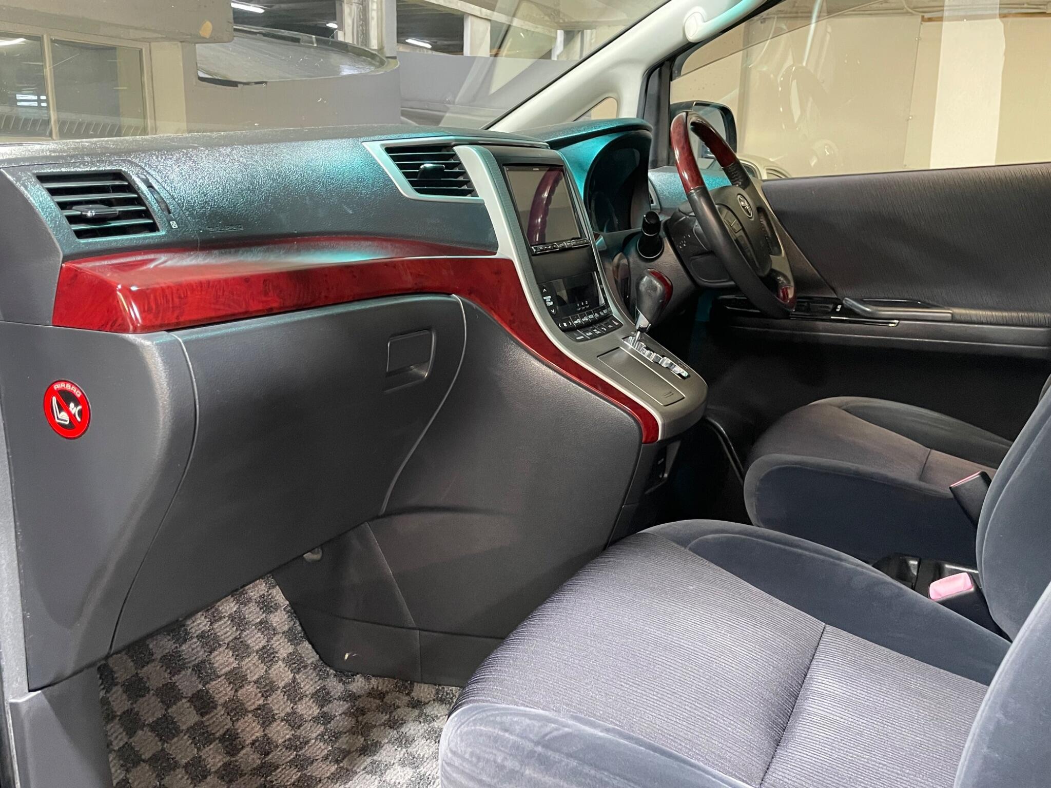 Toyota Vellfire - Image 11