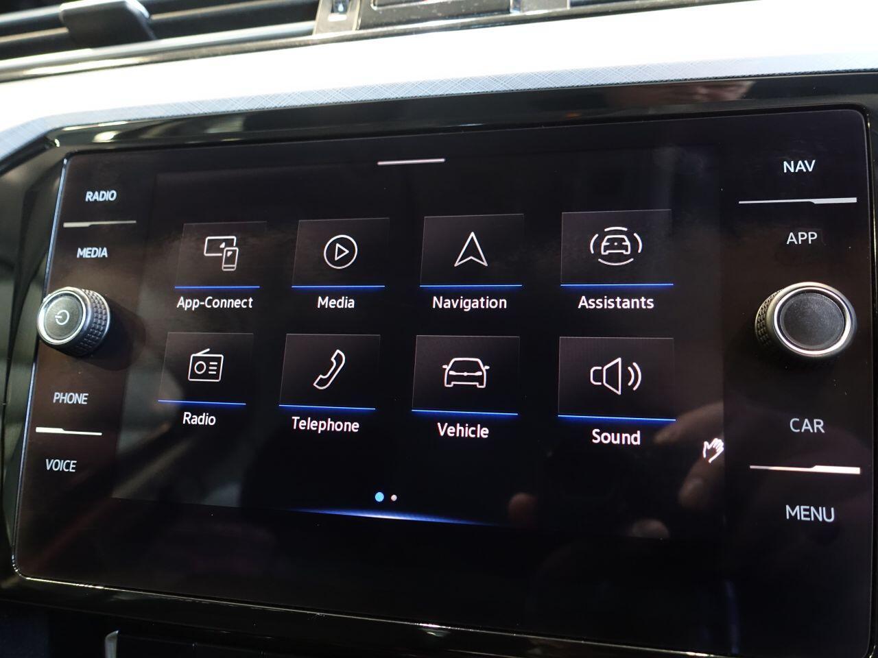 Volkswagen Passat - Image 32