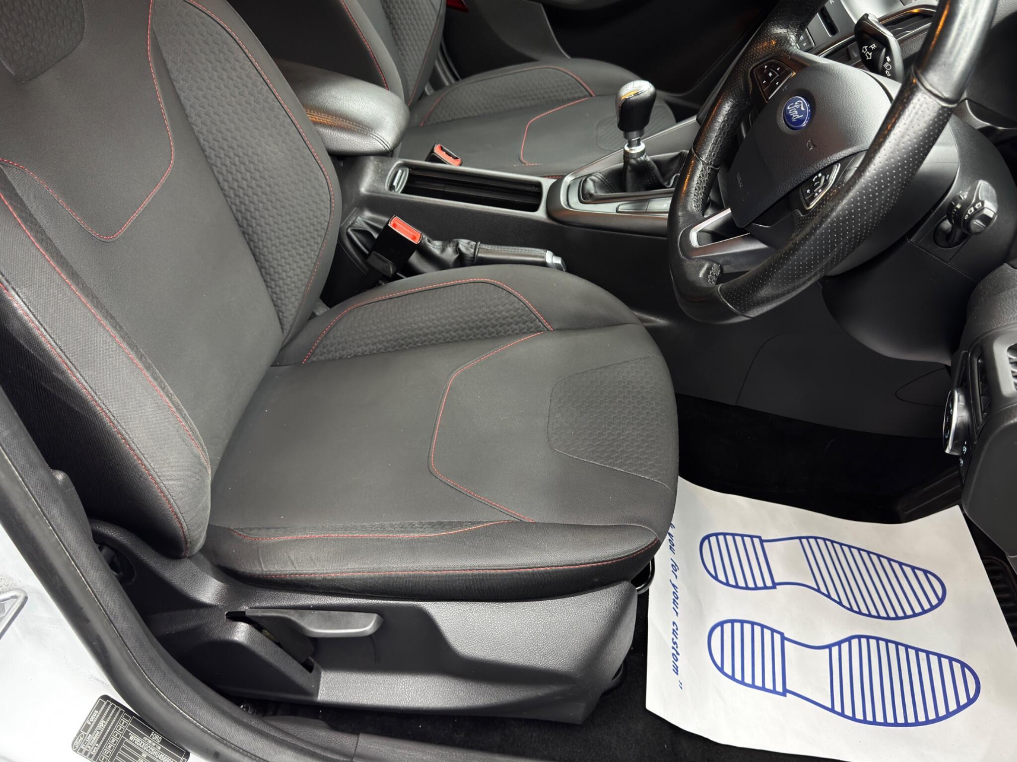 Ford Focus - Image 12