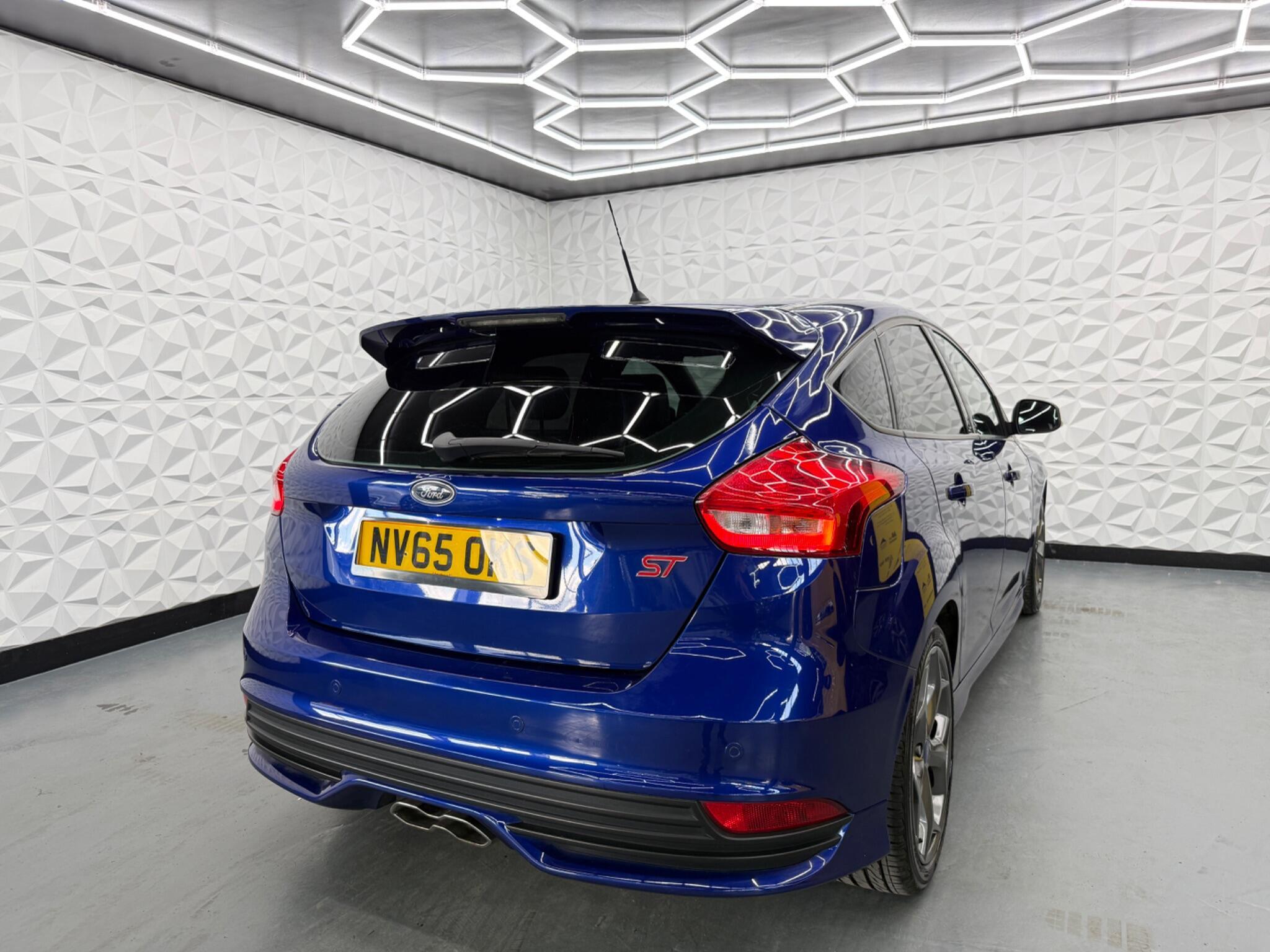 Ford Focus - Image 12