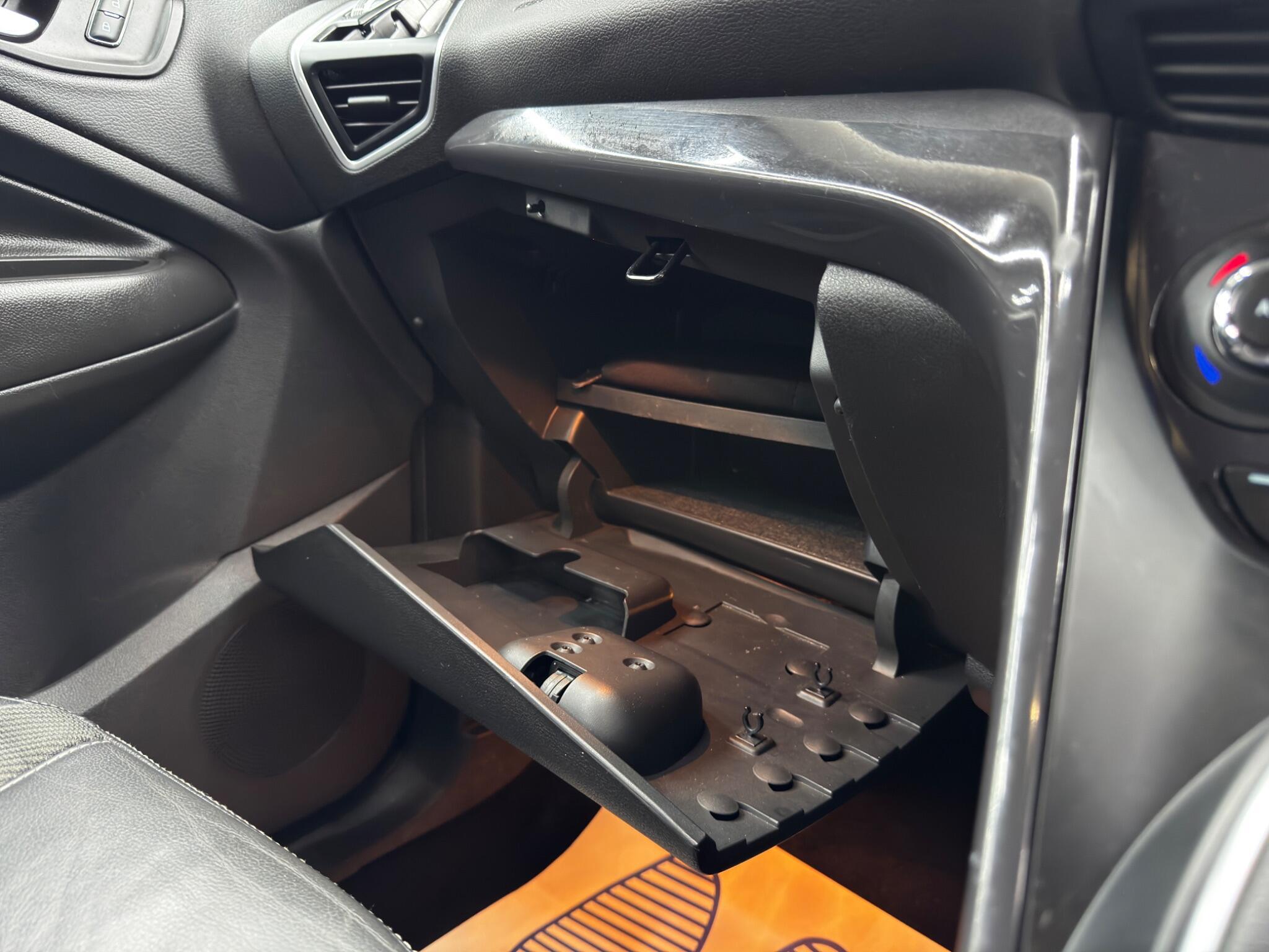 Ford Kuga - Image 34