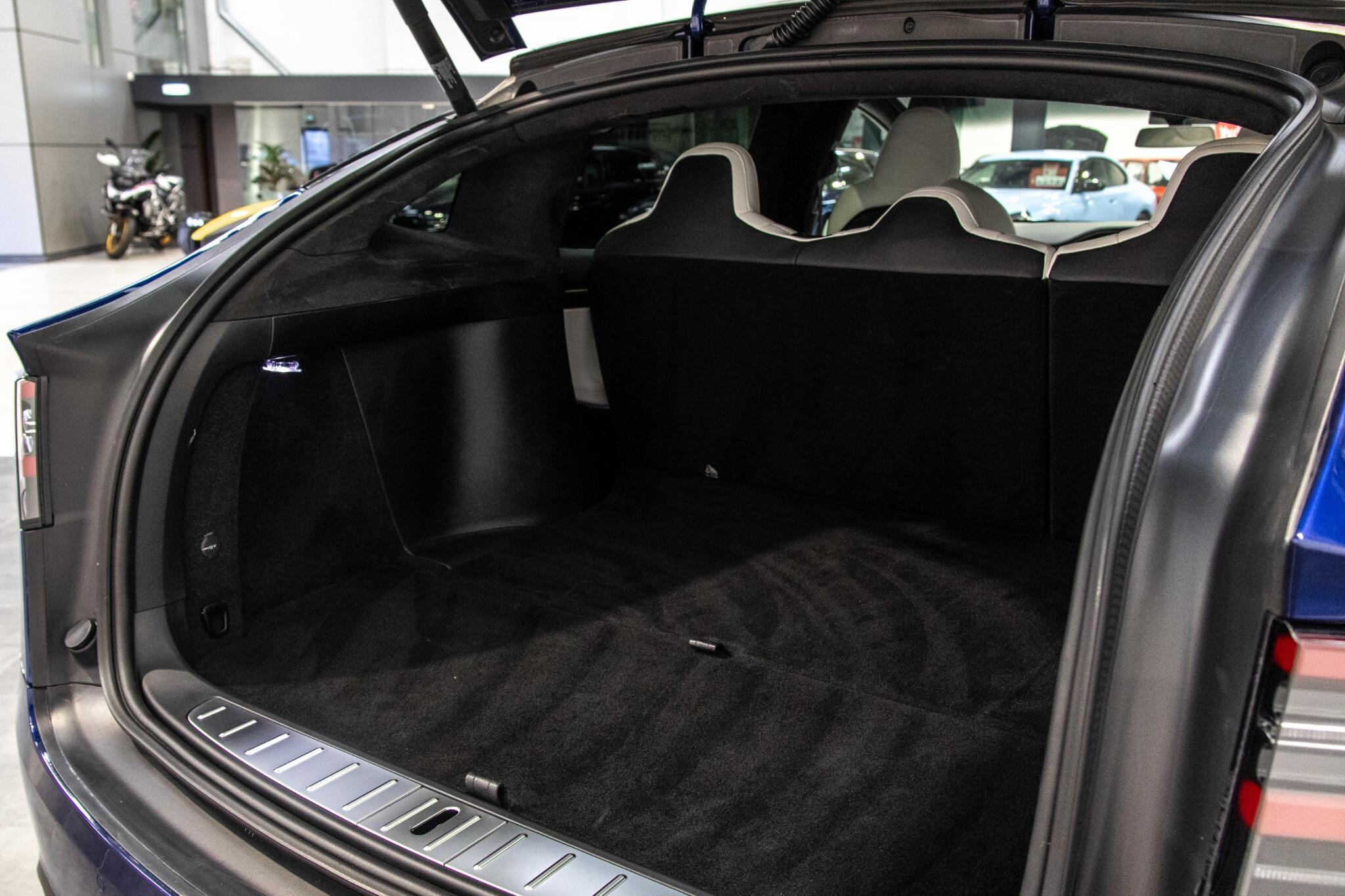 Tesla Model X - Image 9