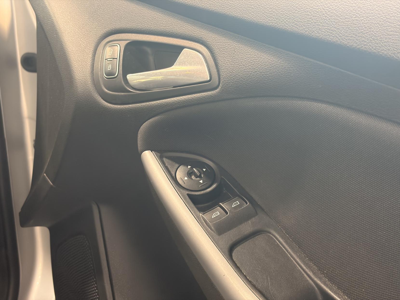 Ford Focus - Image 17
